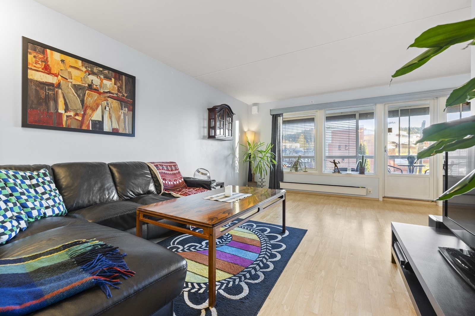 Fra stuen er det direkte utgang til den sydøstvendte, innglassede balkongen. Galleribilde