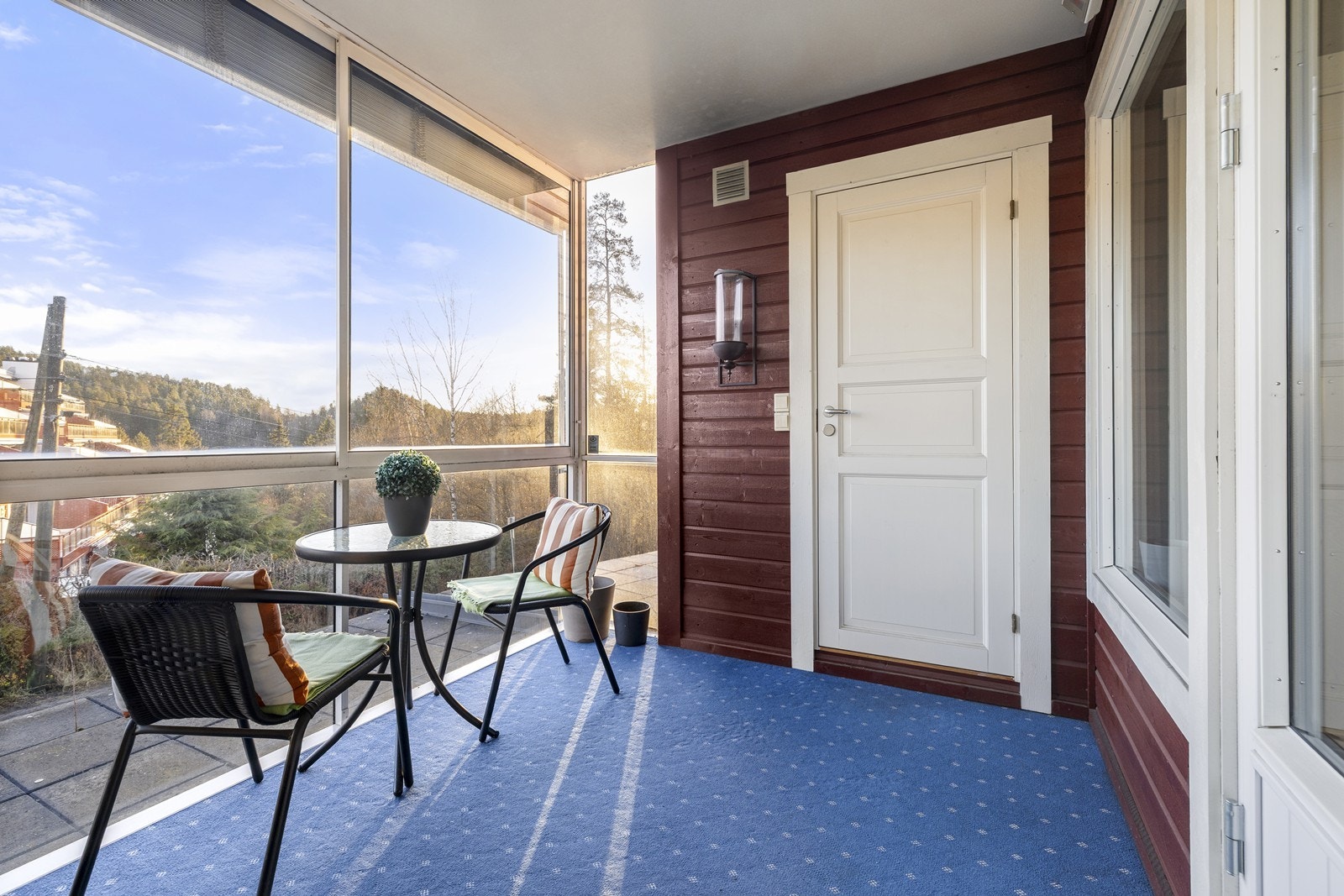 Innglassingen gjør dette til et lunt og anvendelig uterom. Galleribilde