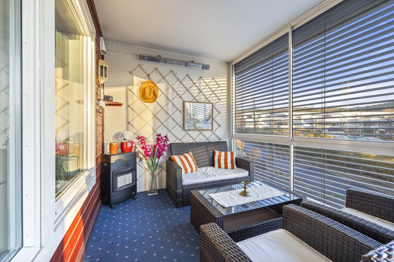 Balkongen er utstyrt med belysning, strømuttak og vegghengt terrassevarmer. Galleribilde