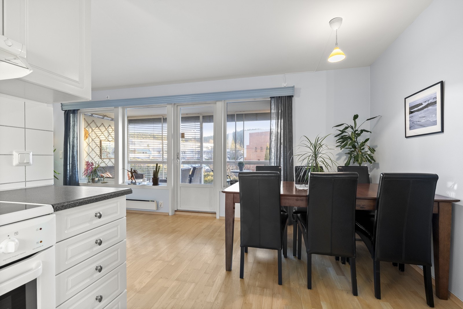 Spiseplassen er praktisk plassert i tilknytning til både kjøkkenet og balkongen. Galleribilde