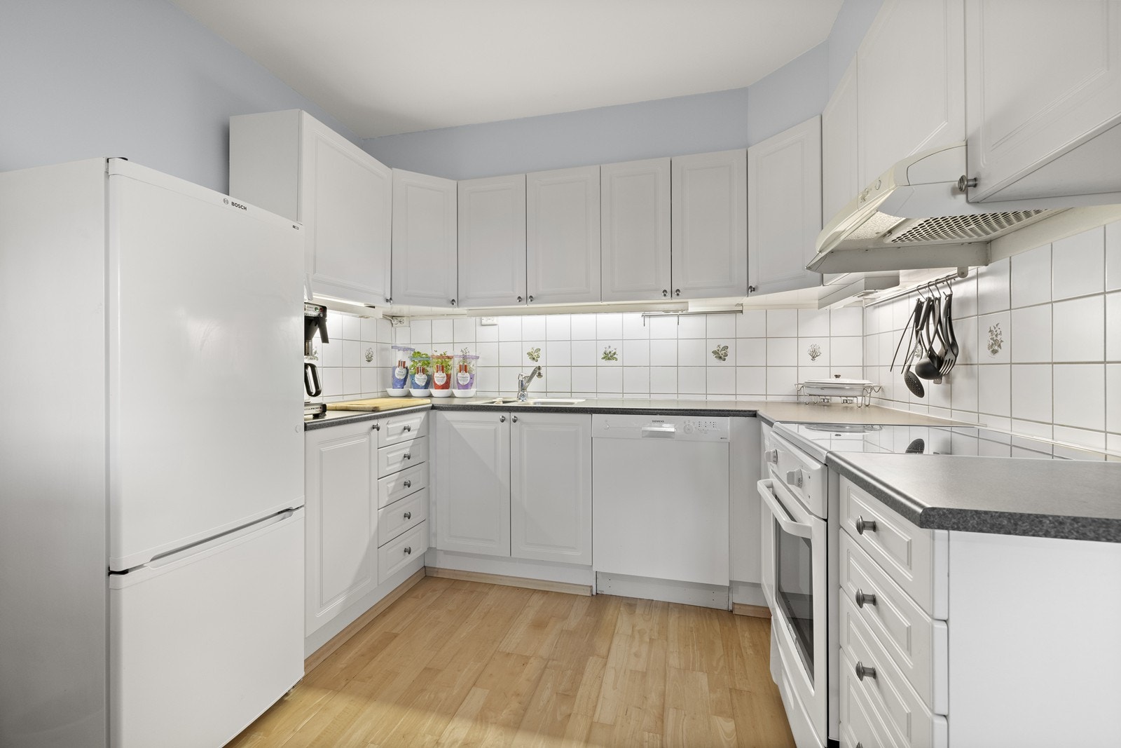 Kjøkkenet har en funksjonell innredning med profilerte fronter og laminatbenkeplate. Galleribilde