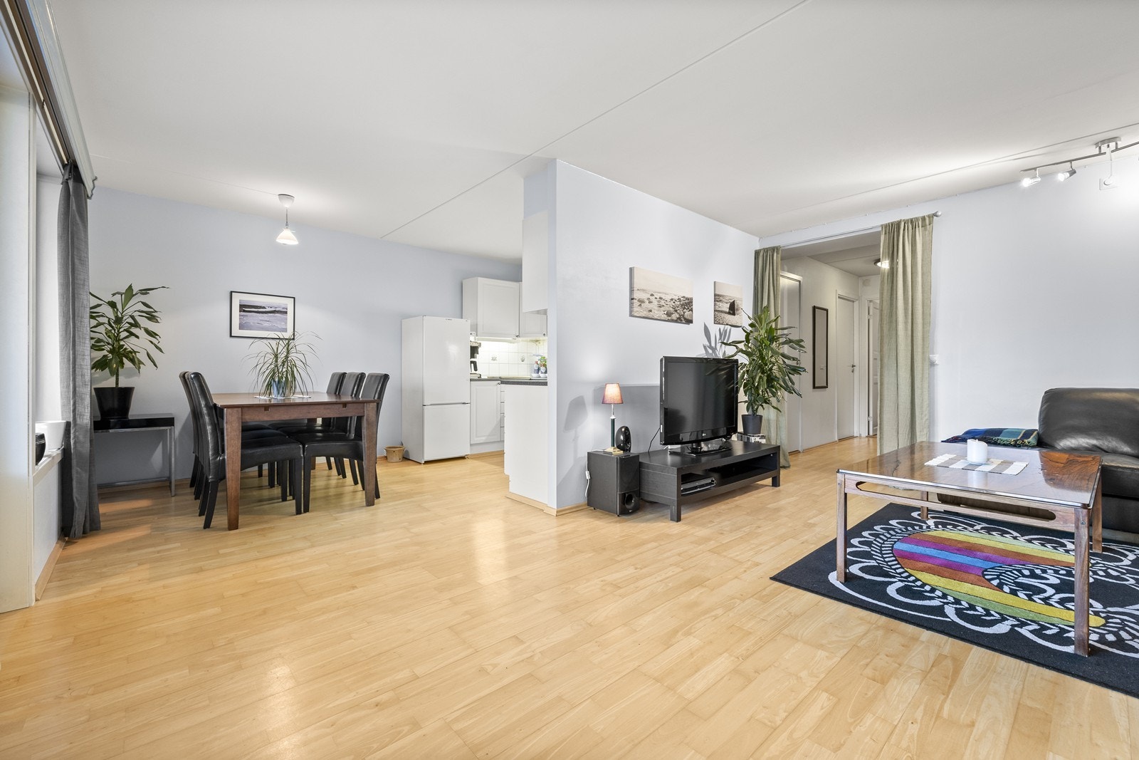 Den åpne løsningen gir god plass til både spisebord og en separat sofagruppe. Galleribilde