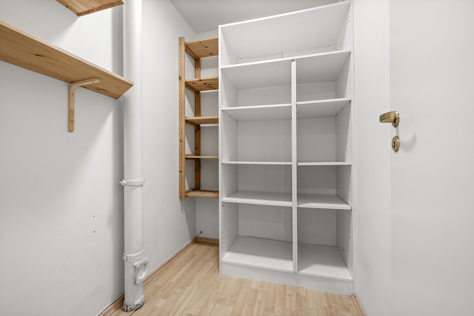 Den innvendige boden gir ekstra, lett tilgjengelig lagringsplass. Galleribilde