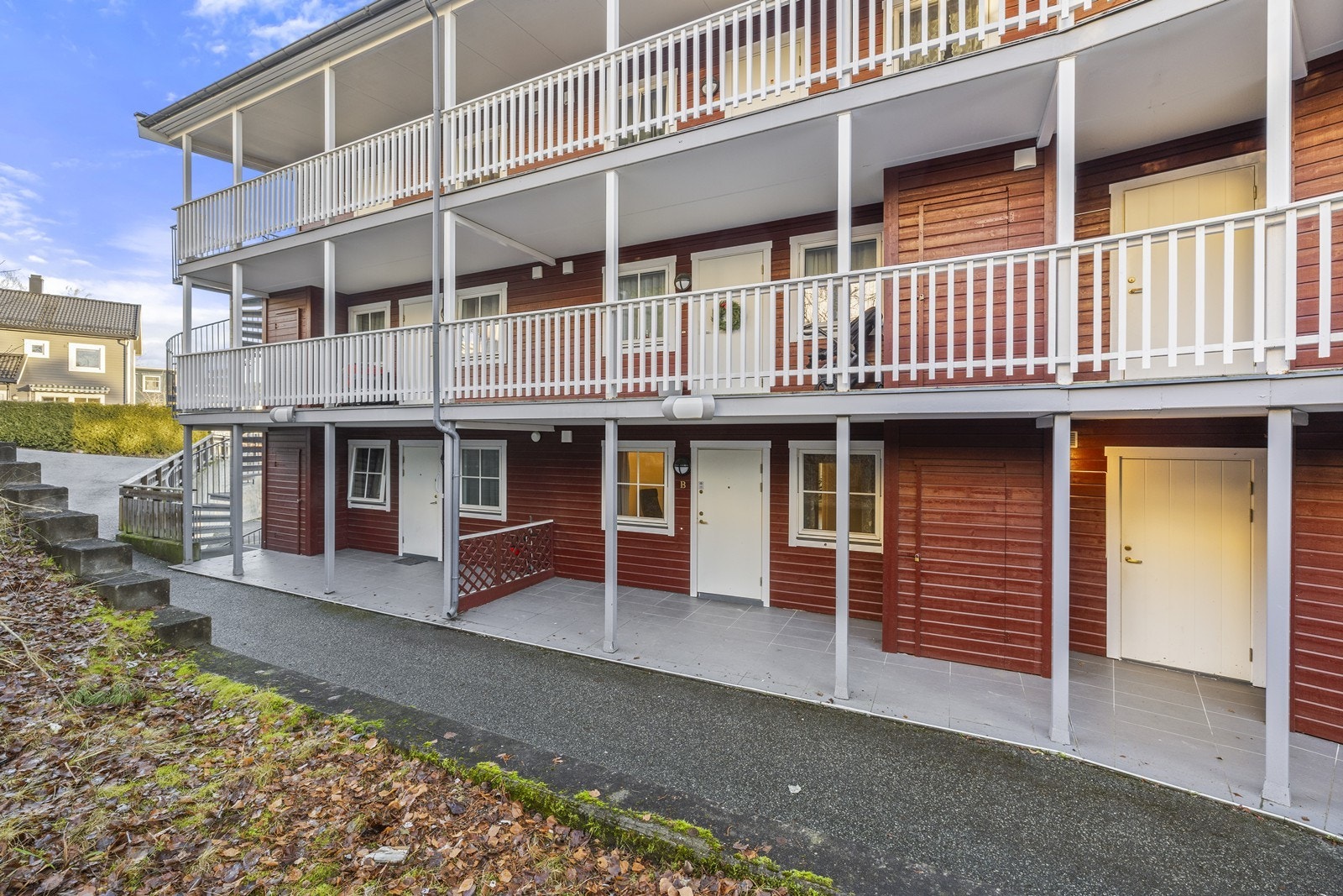 Boligen er en del av et veldrevet sameie fra 2002, med fasader kledd i trepanel. Galleribilde