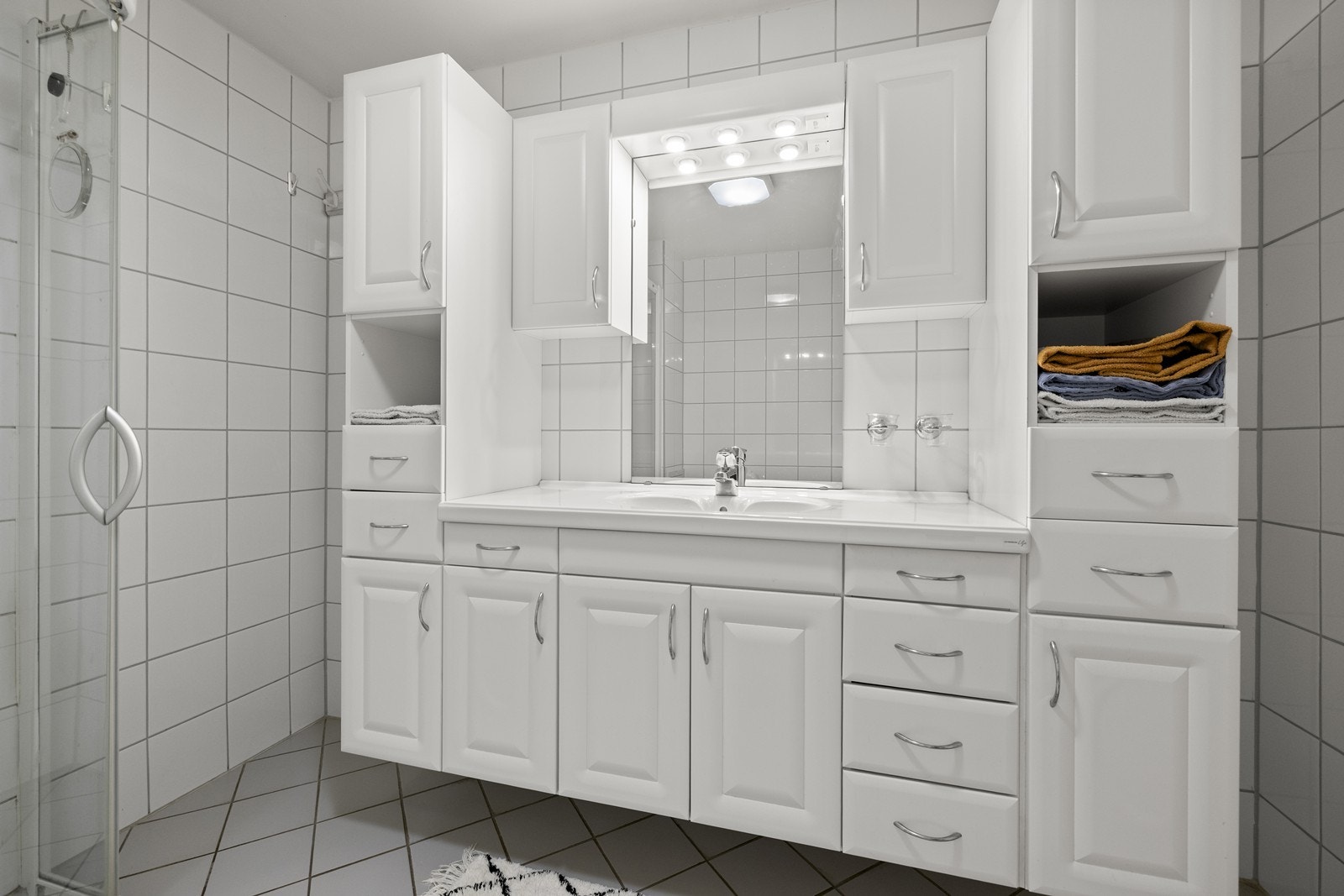 Her er det elektriske varmekabler i gulvet for økt komfort, samt godt med skapplass. Galleribilde