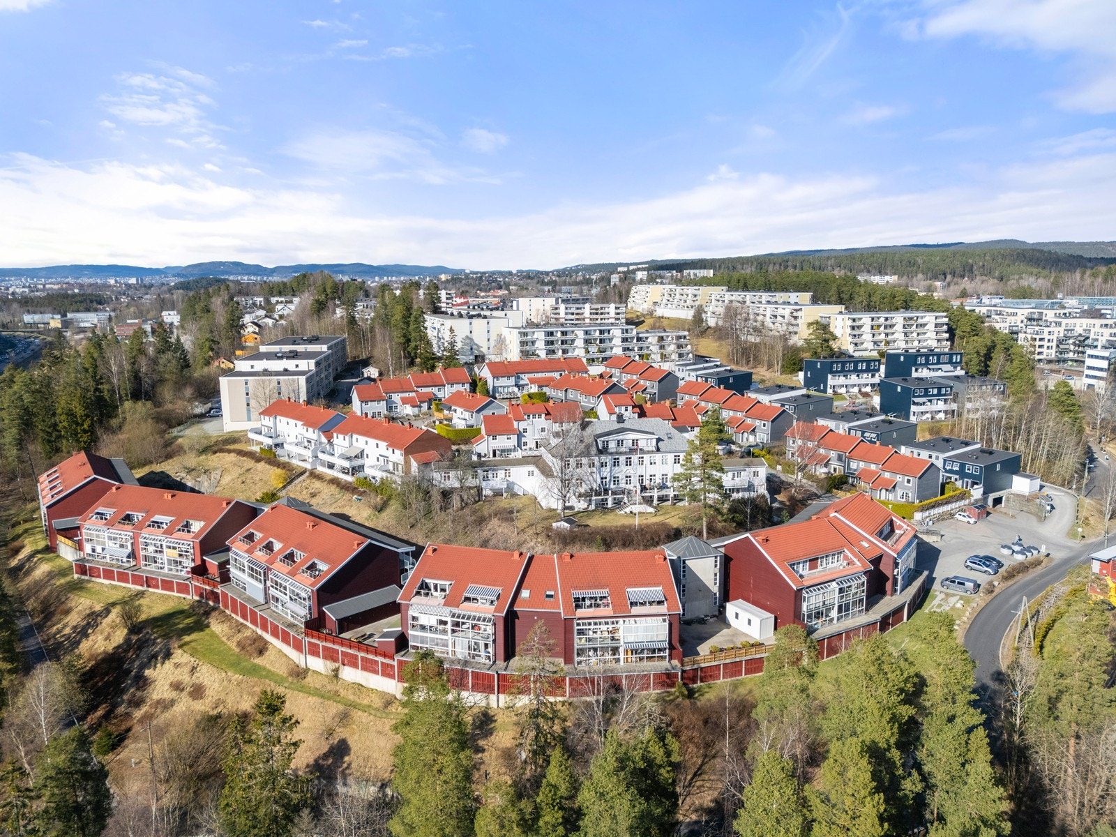 Eiendommen ligger i et veletablert område på Skullerud, med Østmarka som nærmeste nabo og kort vei til T-bane. Galleribilde