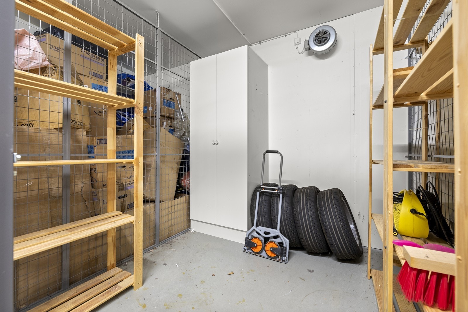 I tillegg medfølger en romslig bod på 5 m² i fellesareal, som gir svært gode lagringsmuligheter. Galleribilde