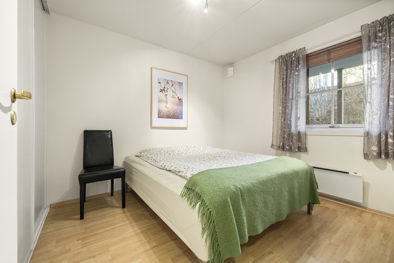 Leiligheten har to soverom. Hovedsoverommet har god plass til dobbeltseng. Galleribilde