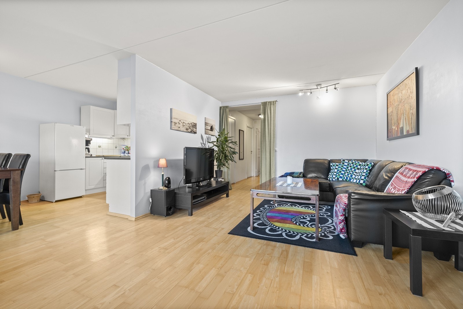 Store vindusflater i stuen sørger for rikelig med naturlig lys. Galleribilde