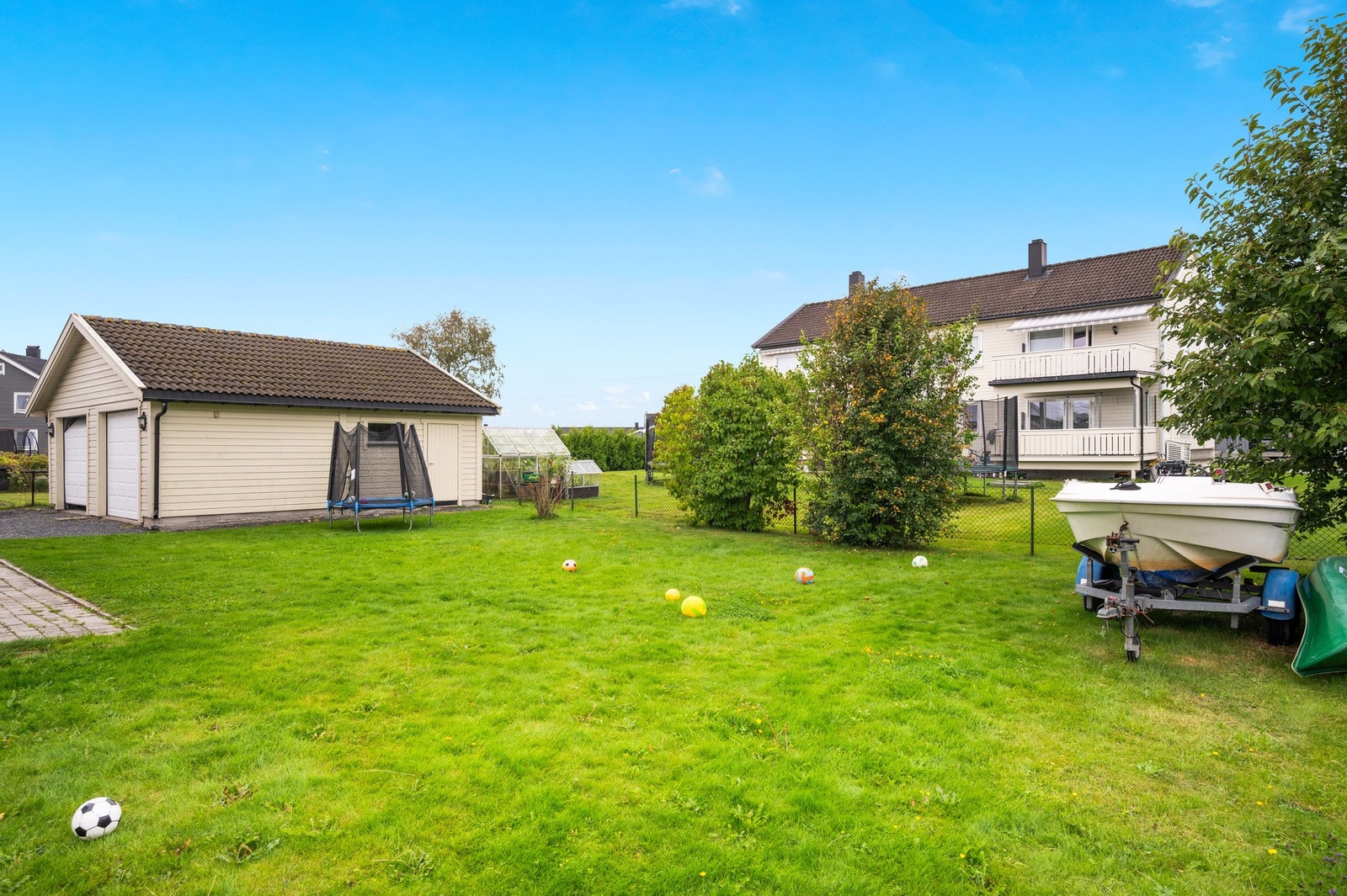 Stor hage, hvor barna har god boltreplass Galleribilde