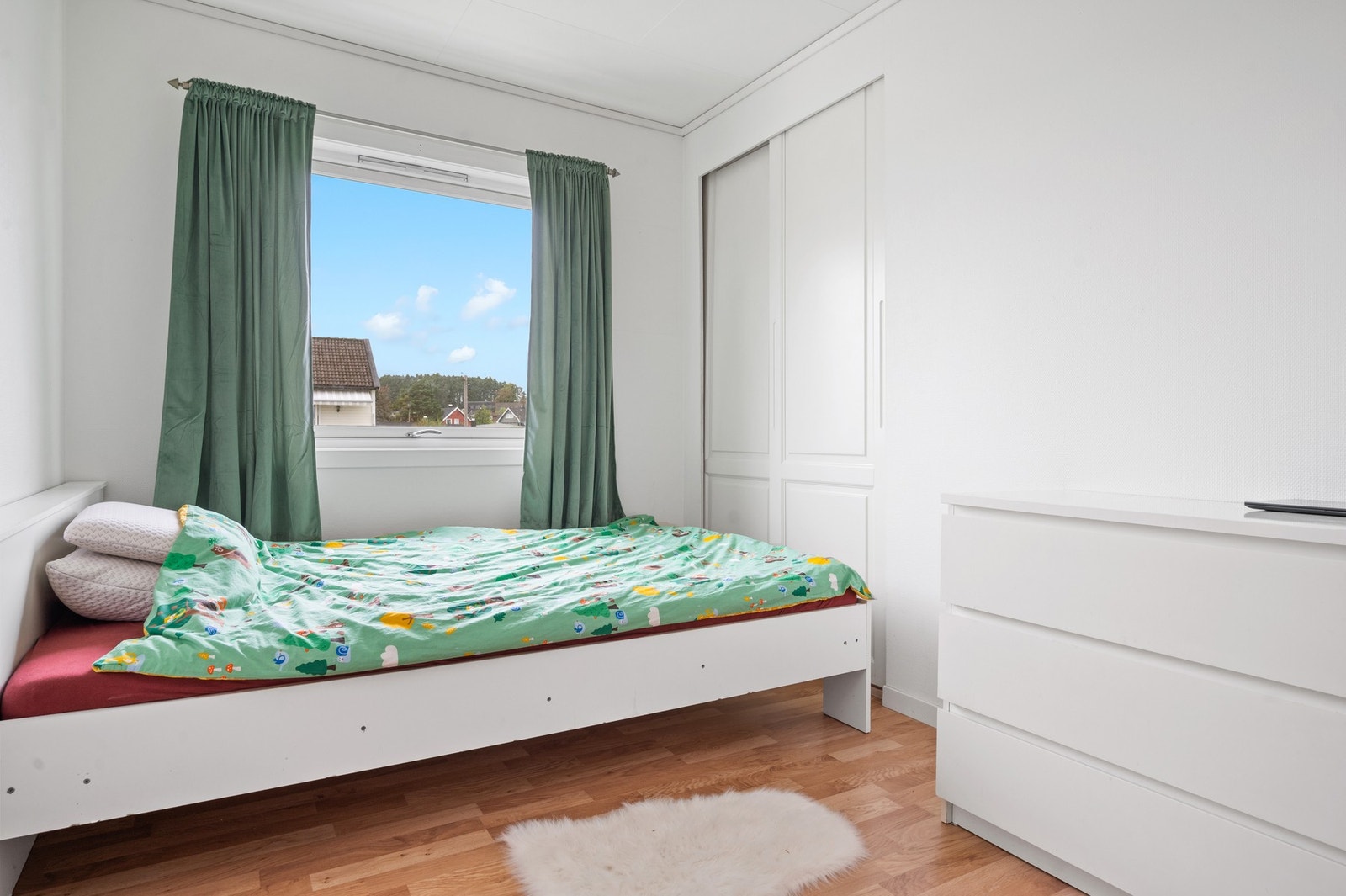 Soverom 2 med et praktisk innebygd skap Galleribilde