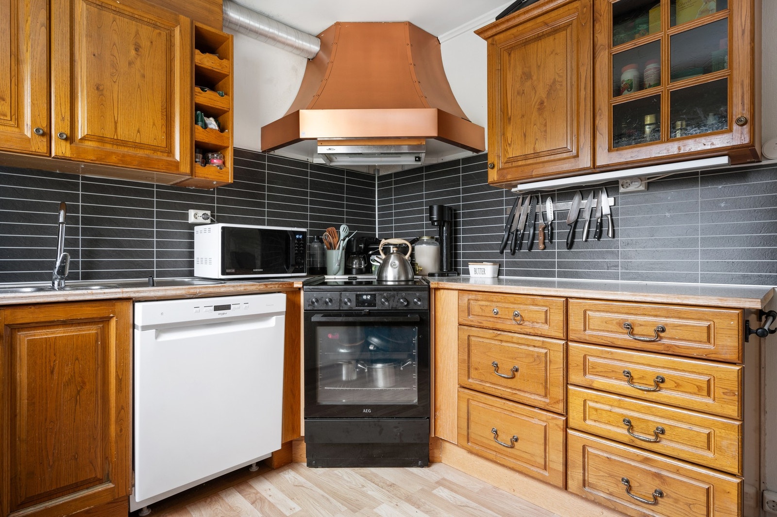 Eldre men funksjonabelt kjøkken Galleribilde