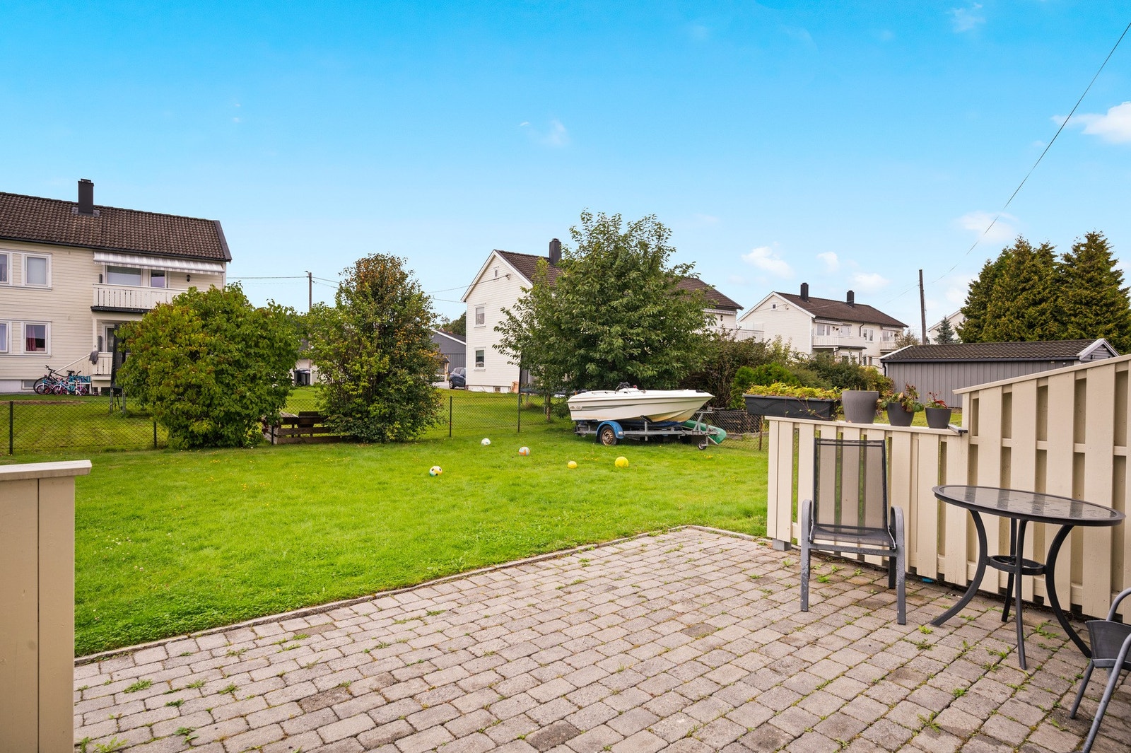 Boligen kommer også med en steinlagt uteplass, hvor man kan sitte og nyte en middag utendørs Galleribilde