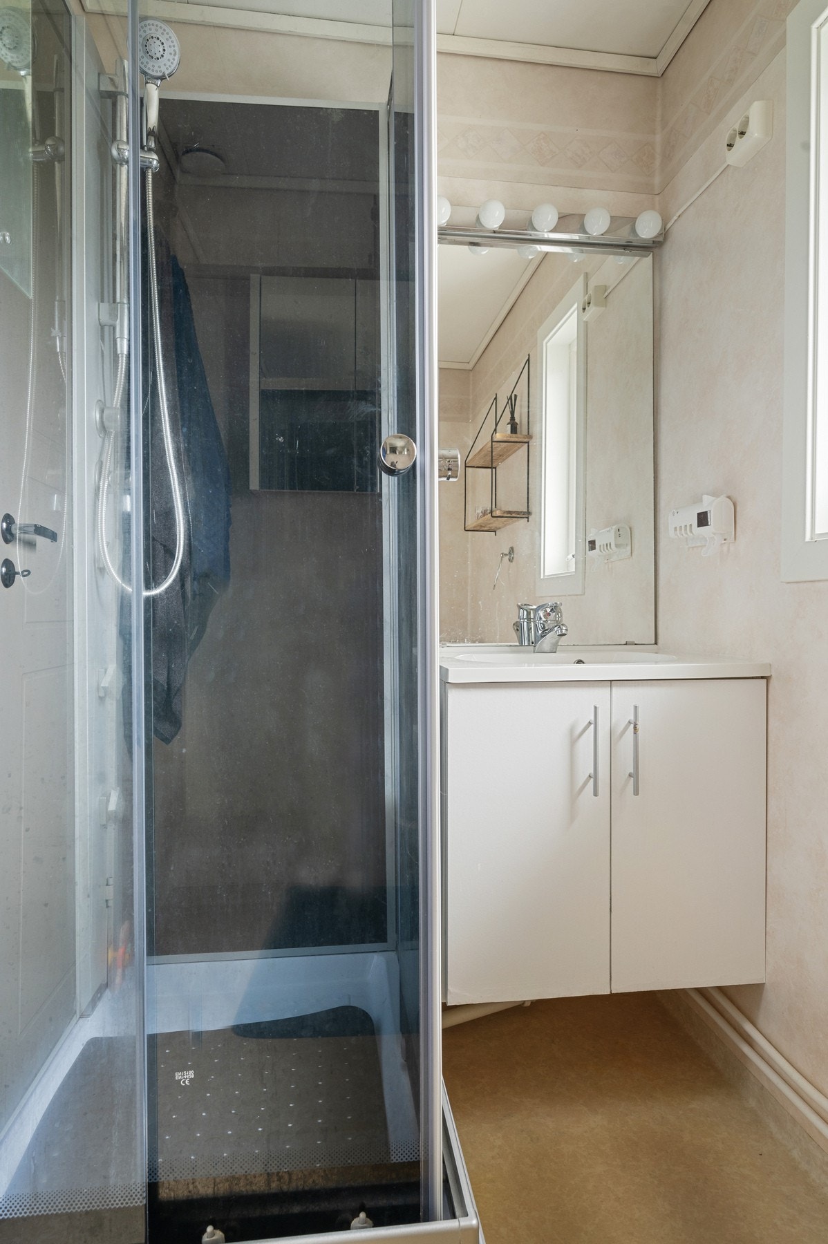 Badet er av eldre karakter, derfor kjekt med et dusjkabinett Galleribilde