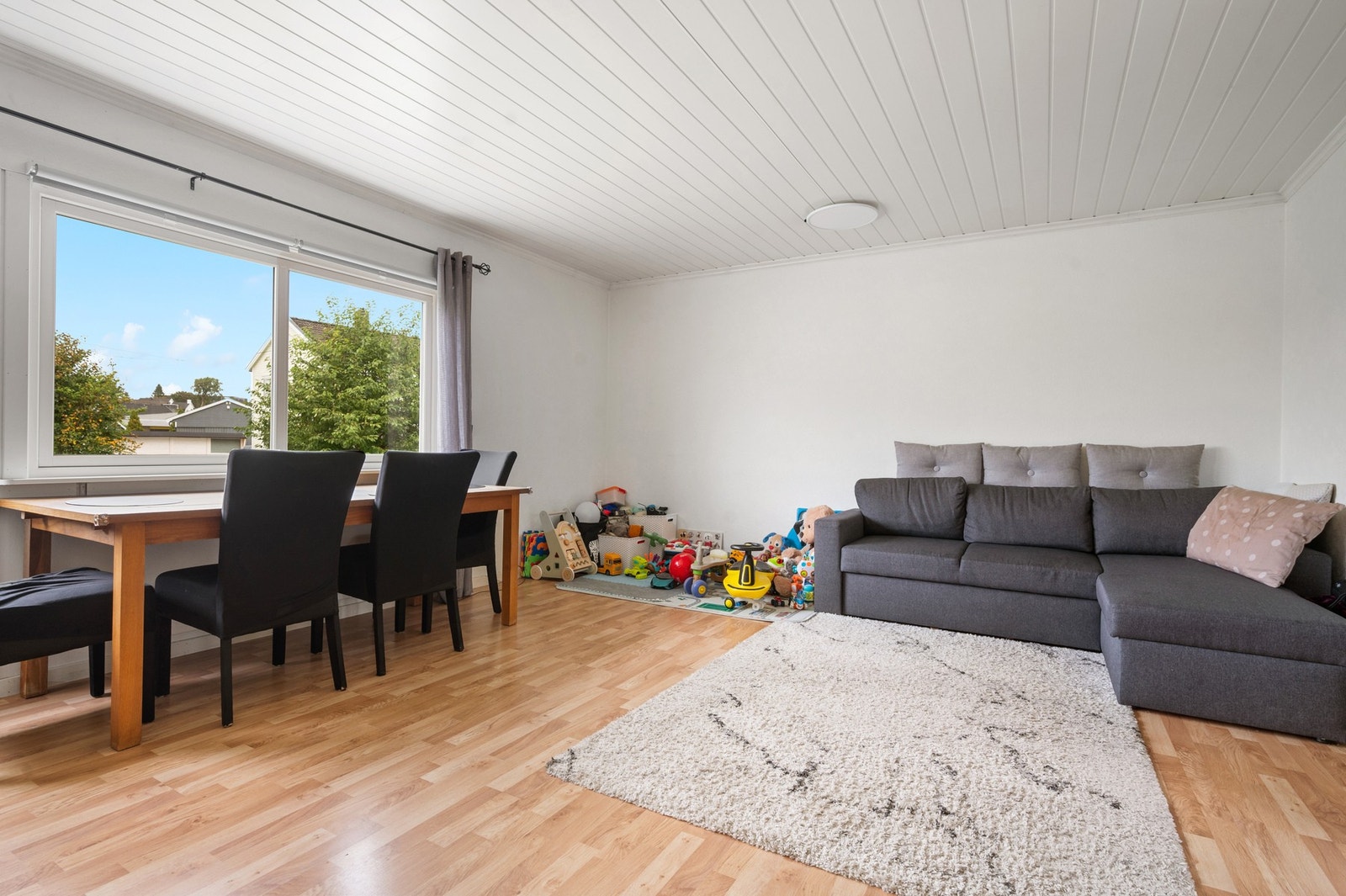 Romslig og lys stue med god plass til både spisebord og sofagruppe Galleribilde