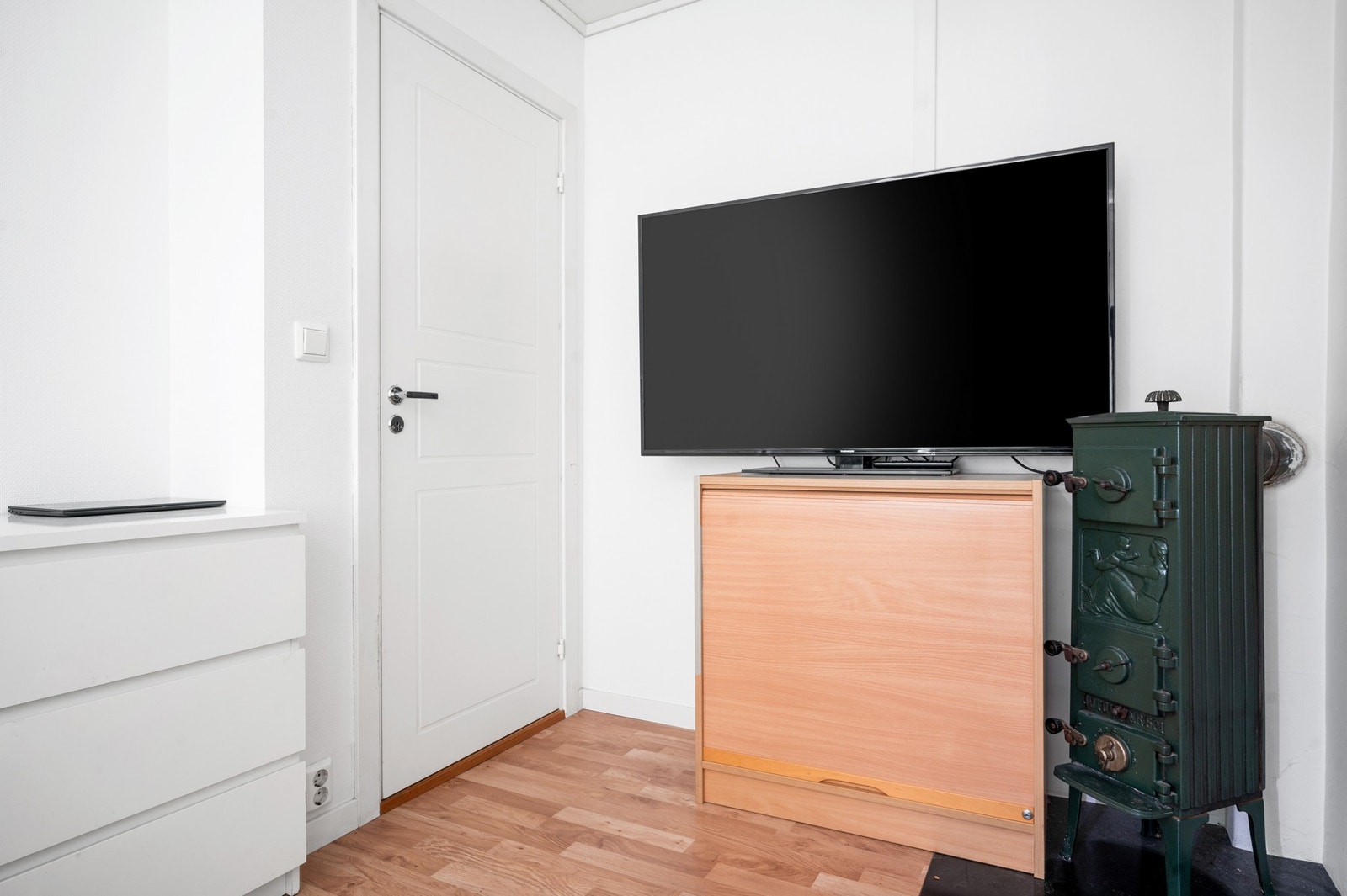 Er til og med en vedovn hvis man skulle ønske litt ekstra varme på soverommet Galleribilde