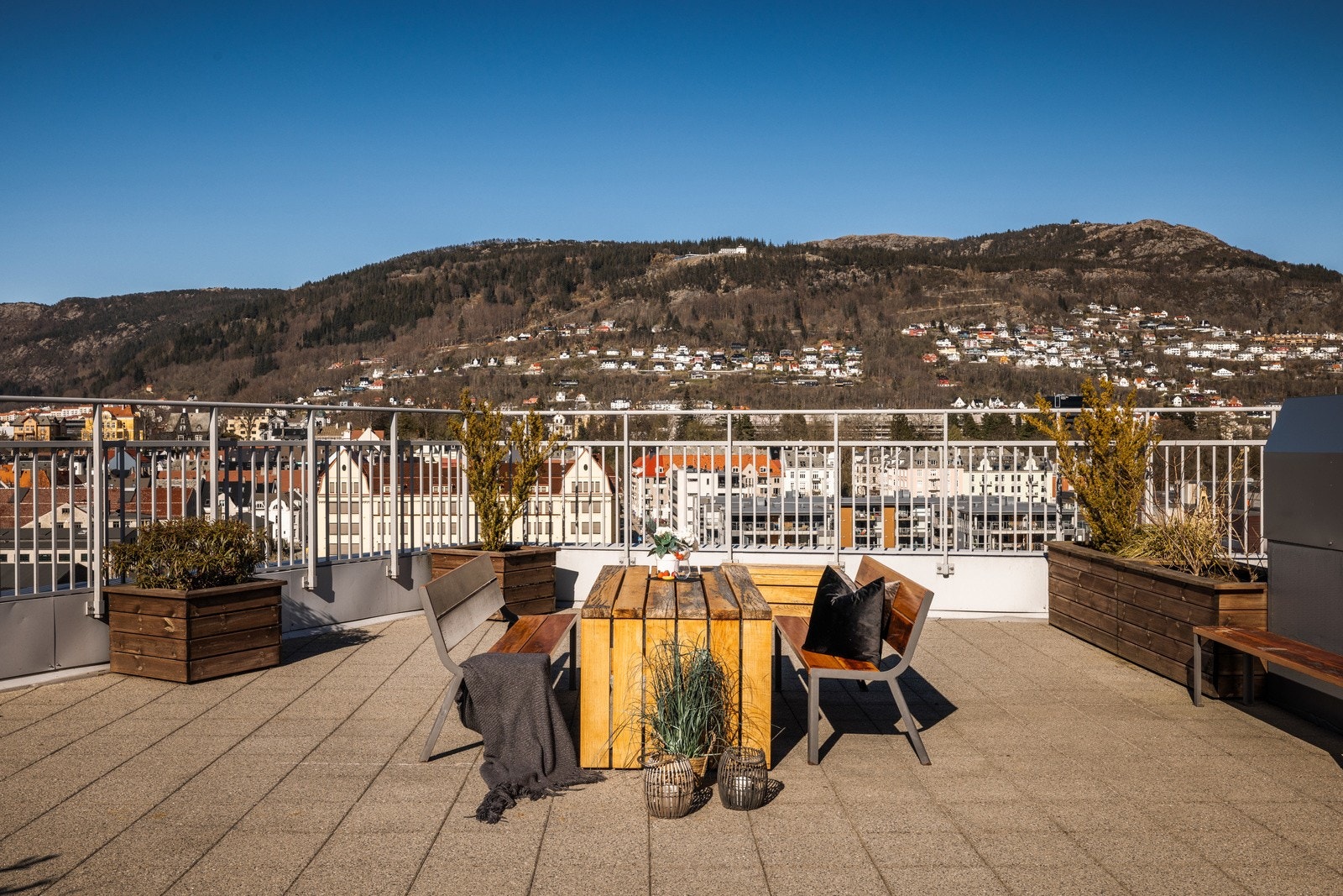 Bygget har en nydelig felles takterrasse med suveren utsikt og gode solforhold. Galleribilde