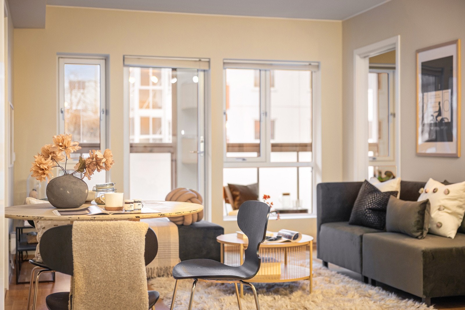 Det er flott eikeparkett på gulv og lysmalte overflater. Galleribilde