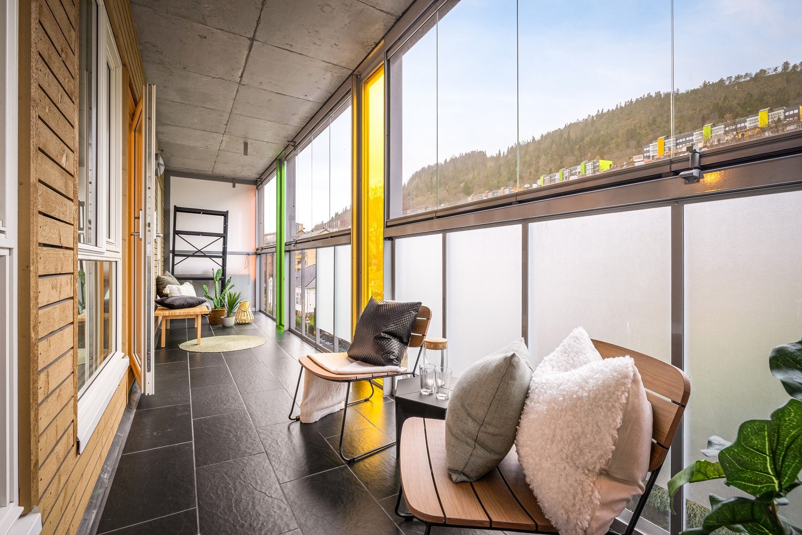 Fra stuenn er det utgang til en innglasset balkong på 13 kvm. Galleribilde