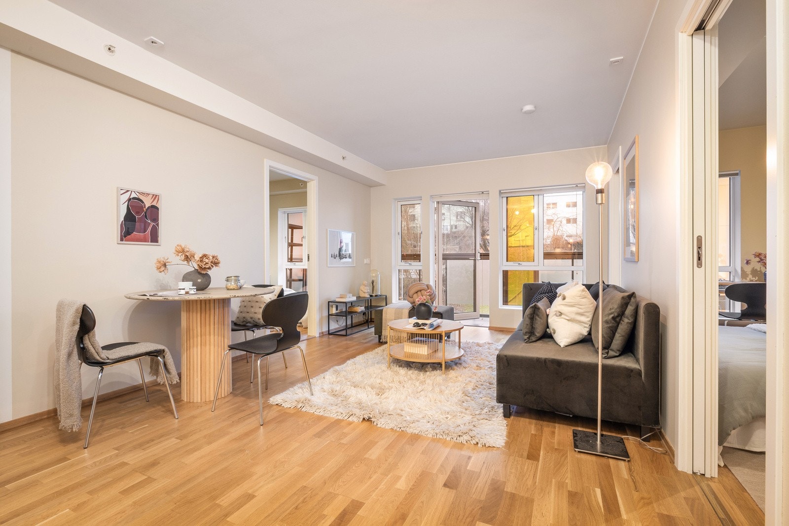 Videre inn i leiligheten møtes man av et romslig oppholdsrom. Galleribilde