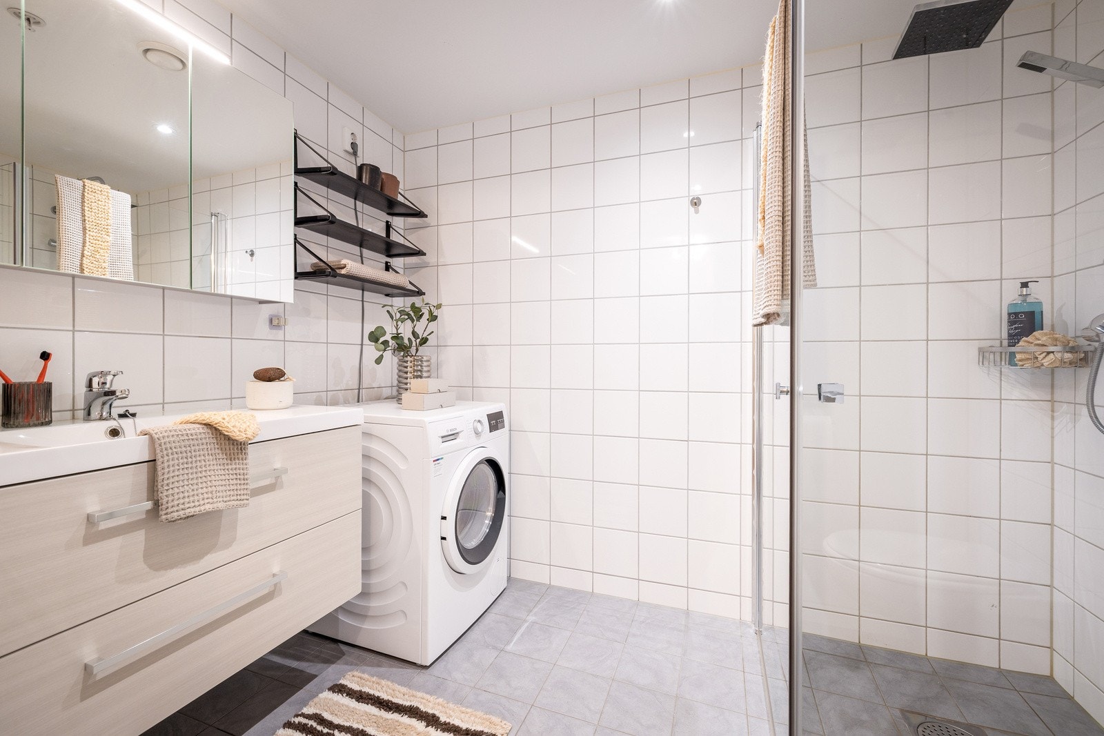 Baderommet er i likhet med øvrige rom tidløst og lyst. Galleribilde