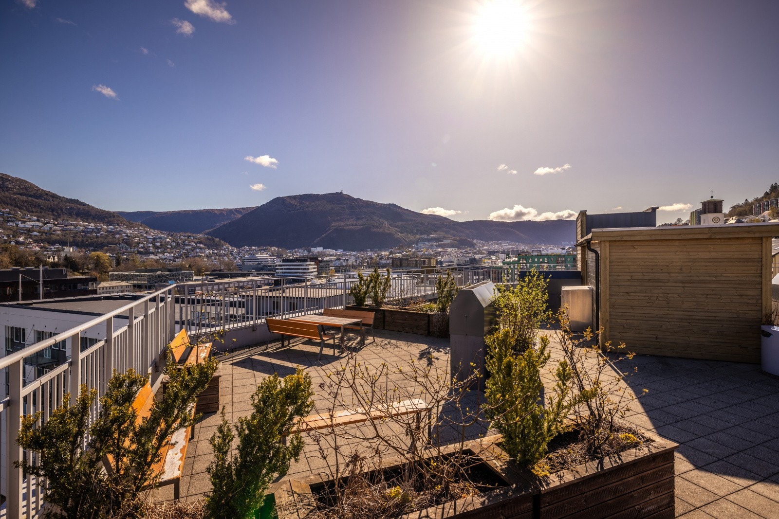Nydelig felles takterrasse med suveren utsikt og gode solforhold. Galleribilde