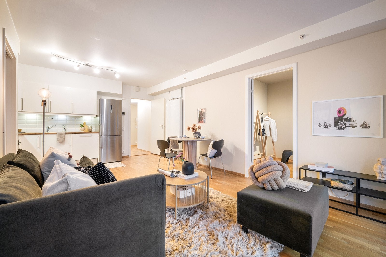 Det er plass til både sofa- og spisegruppe i stuen. Galleribilde