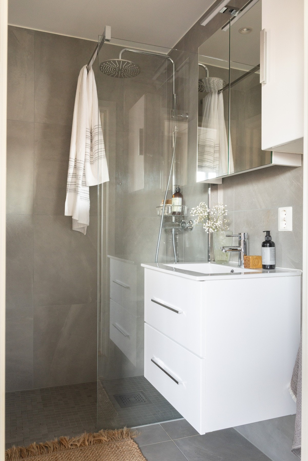 Det er installert varmekabler i gulvet og spotlights i taket. Galleribilde