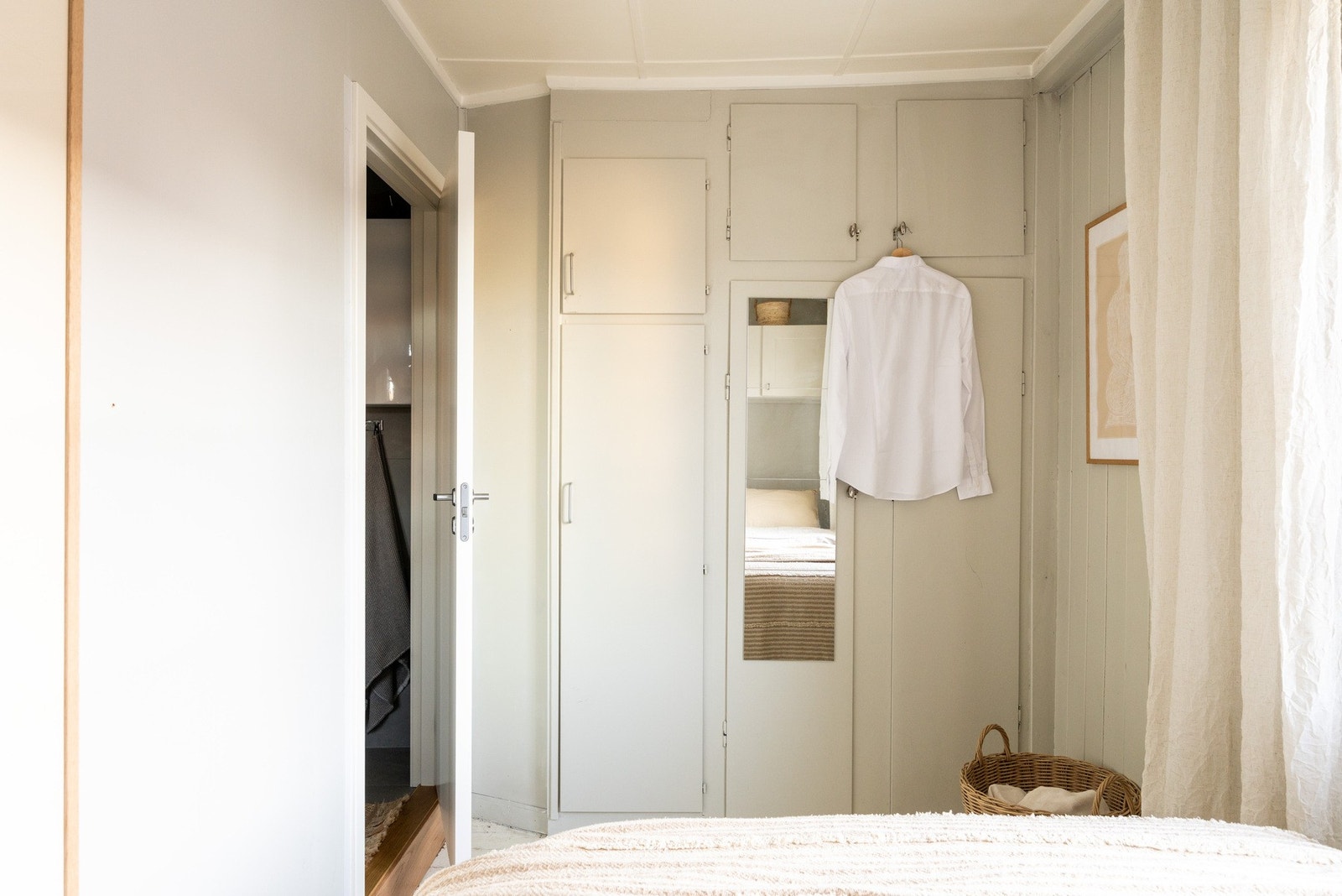 Rommet har praktiske, plassbygde skapløsninger som gir god oppbevaringsplass. Galleribilde