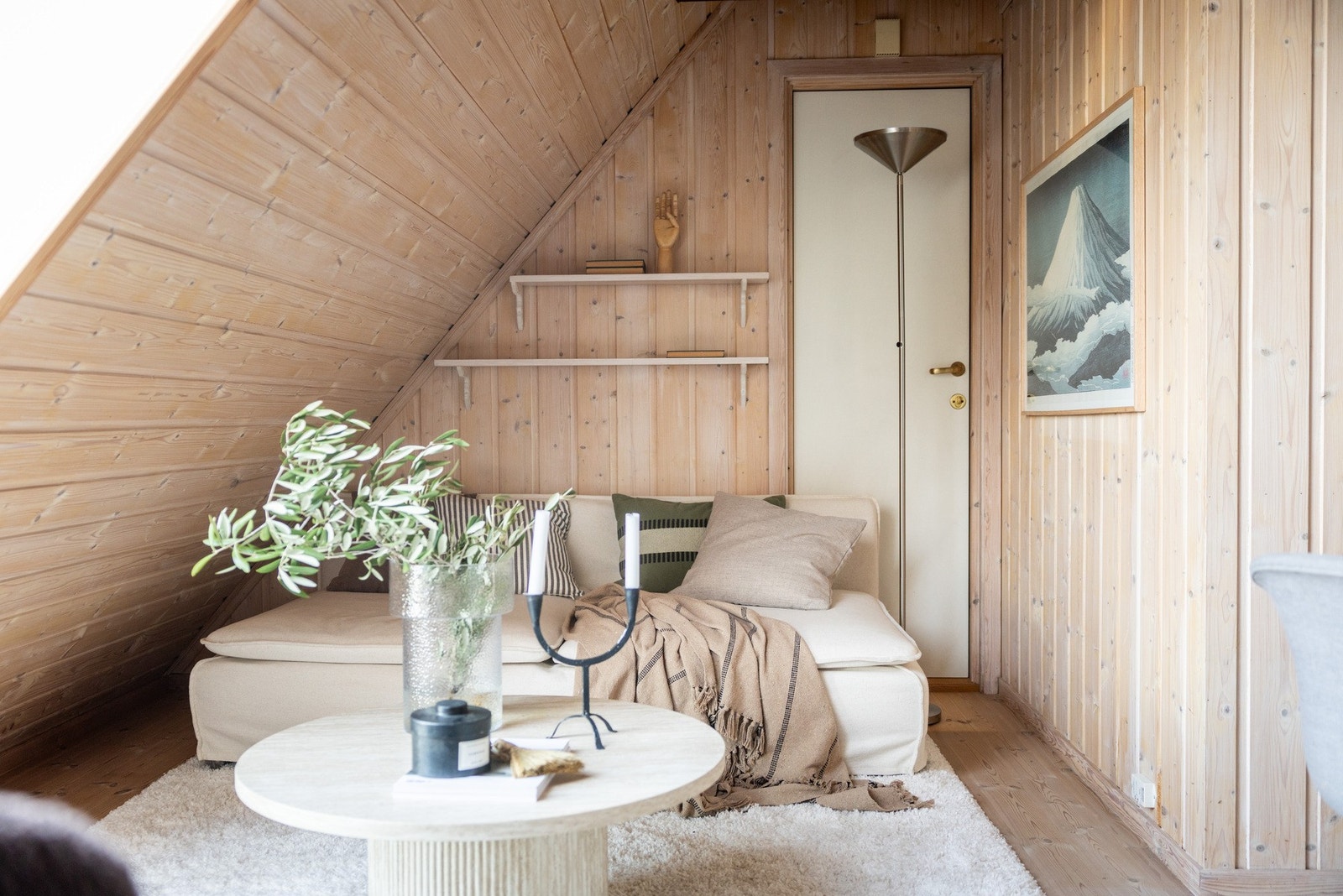 Rommet egner seg ypperlig som TV-stue, lesehjørne eller hjemmekontor, og fungerer som et hyggelig tilbaketrukket oppholdsrom. Galleribilde