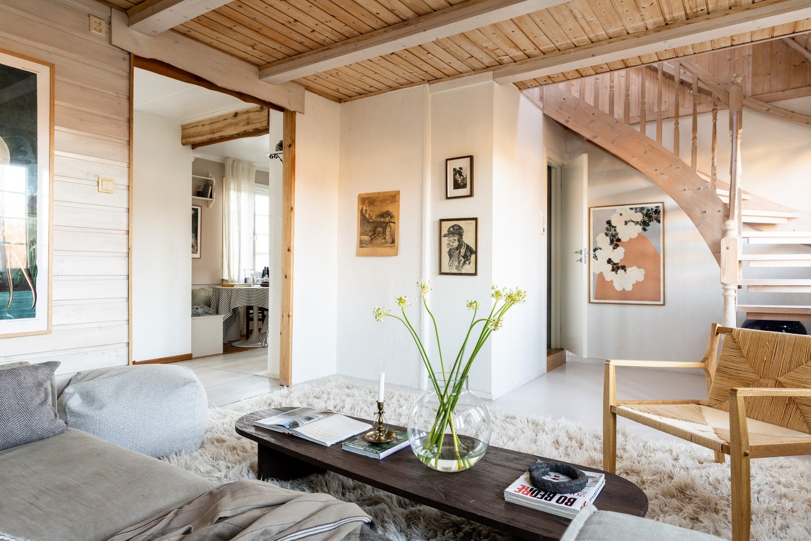 Stuen byr på gode møbleringsmuligheter med plass til både sofagruppe og lesekrok, og har en naturlig flyt mot øvrige rom. Galleribilde