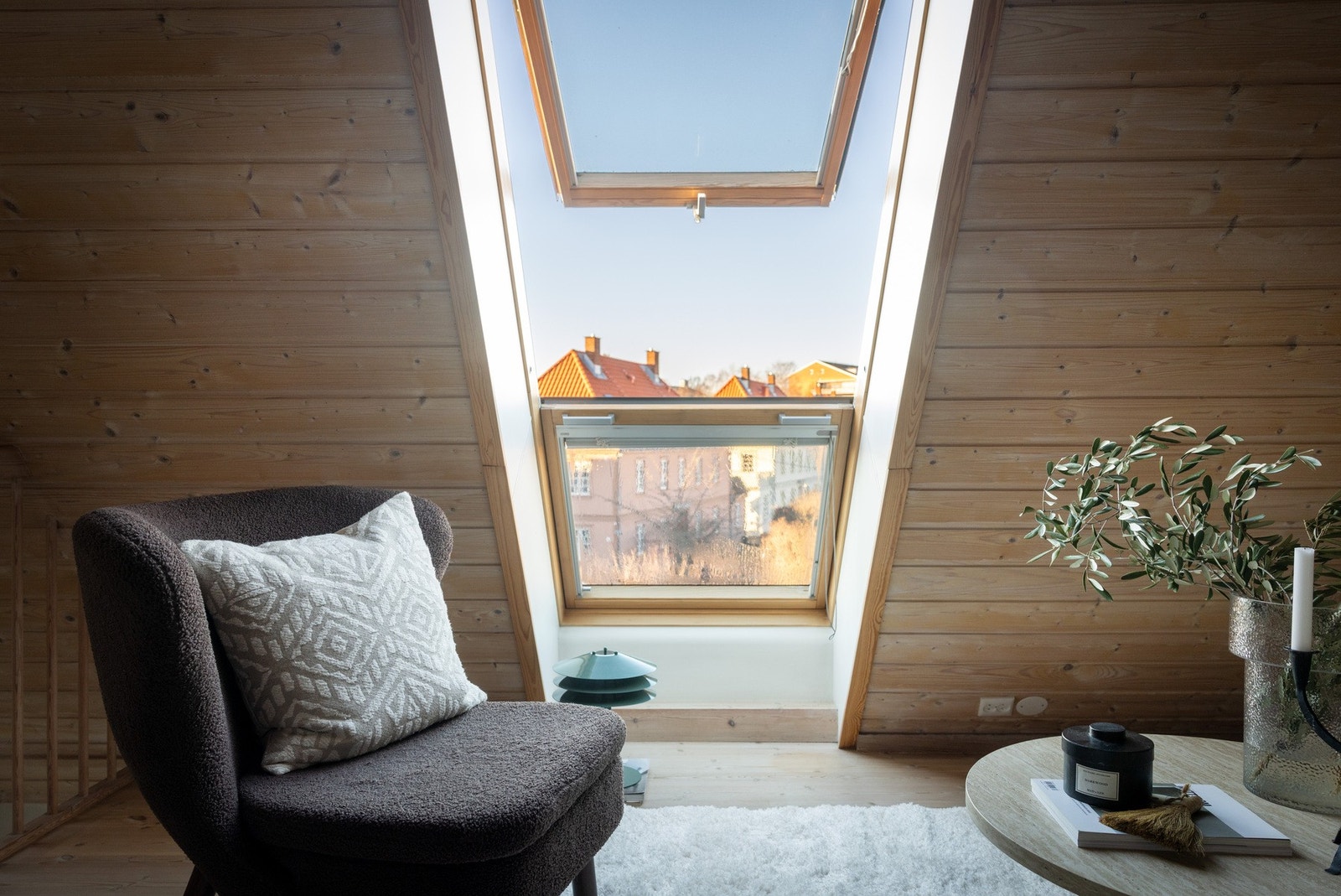 Store takvinduer slipper inn rikelig med naturlig lys og skaper en lys og luftig romfølelse til tross for loftskarakteren. Galleribilde