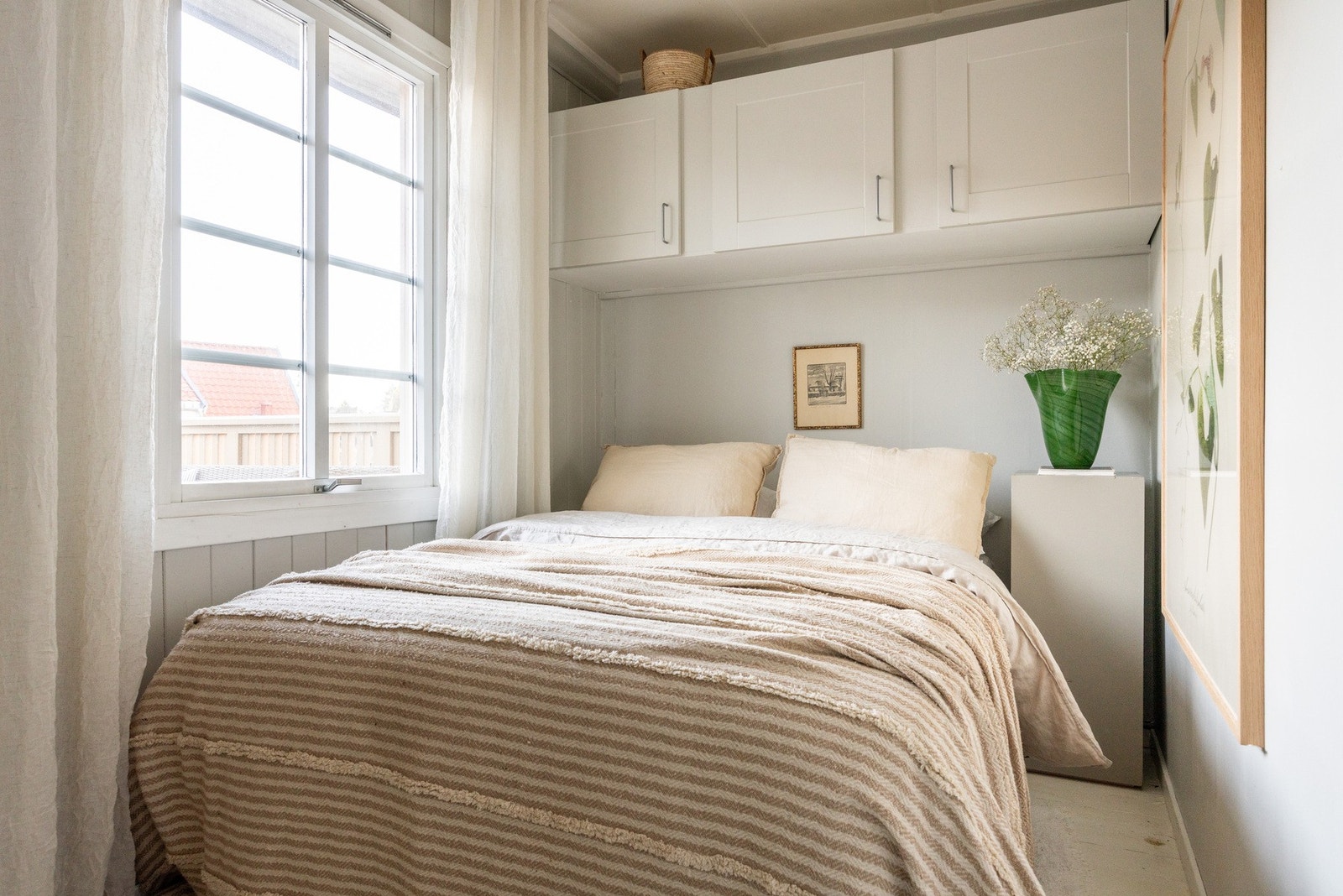 Soverommet i første etasje fremstår som lyst og rolig, med vindu som slipper inn godt med naturlig dagslys. Galleribilde