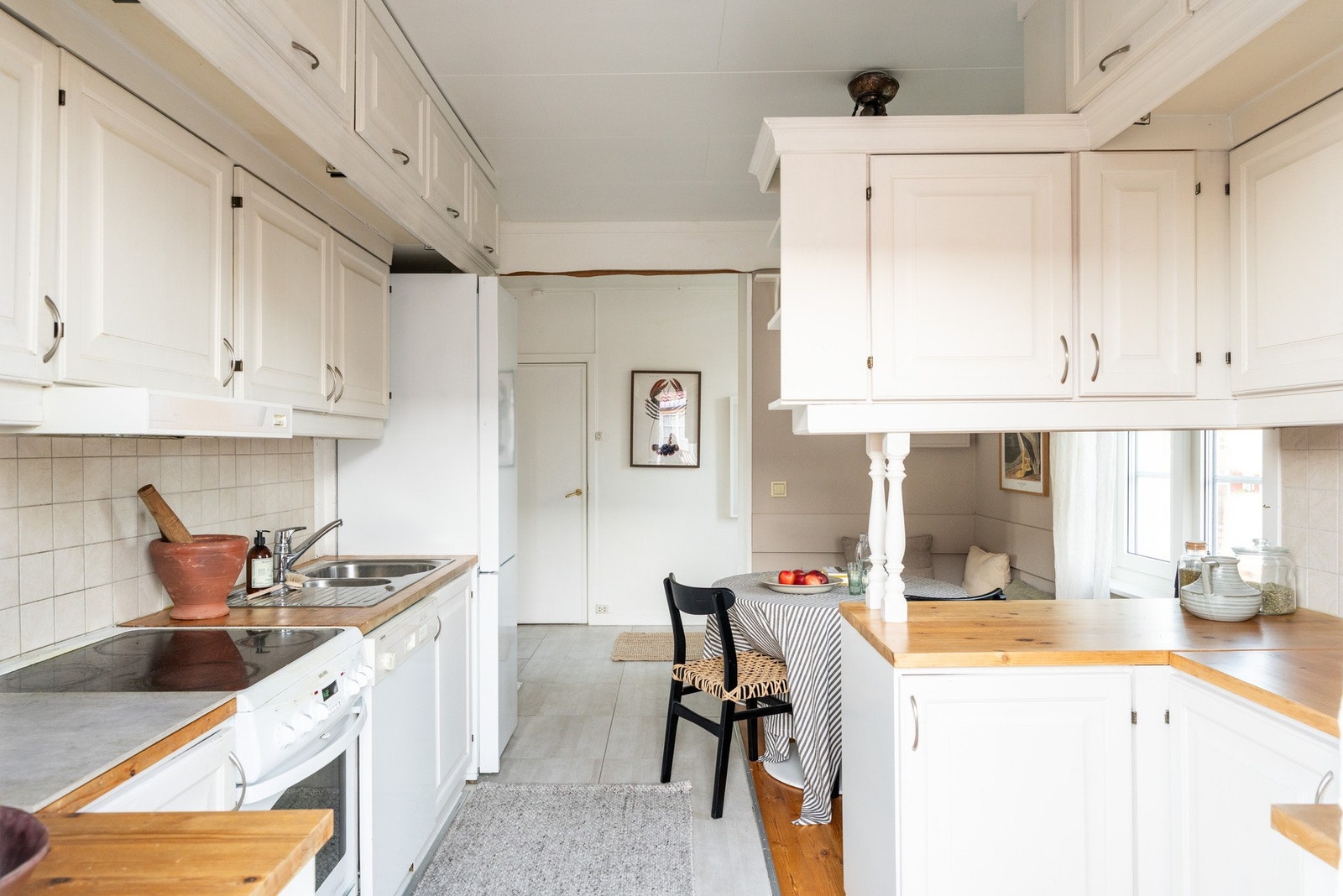 Kjøkkenet fremstår som lyst, sjarmerende og funksjonelt, med klassisk innredning i lyse fronter som gir et tidløst uttrykk. Galleribilde