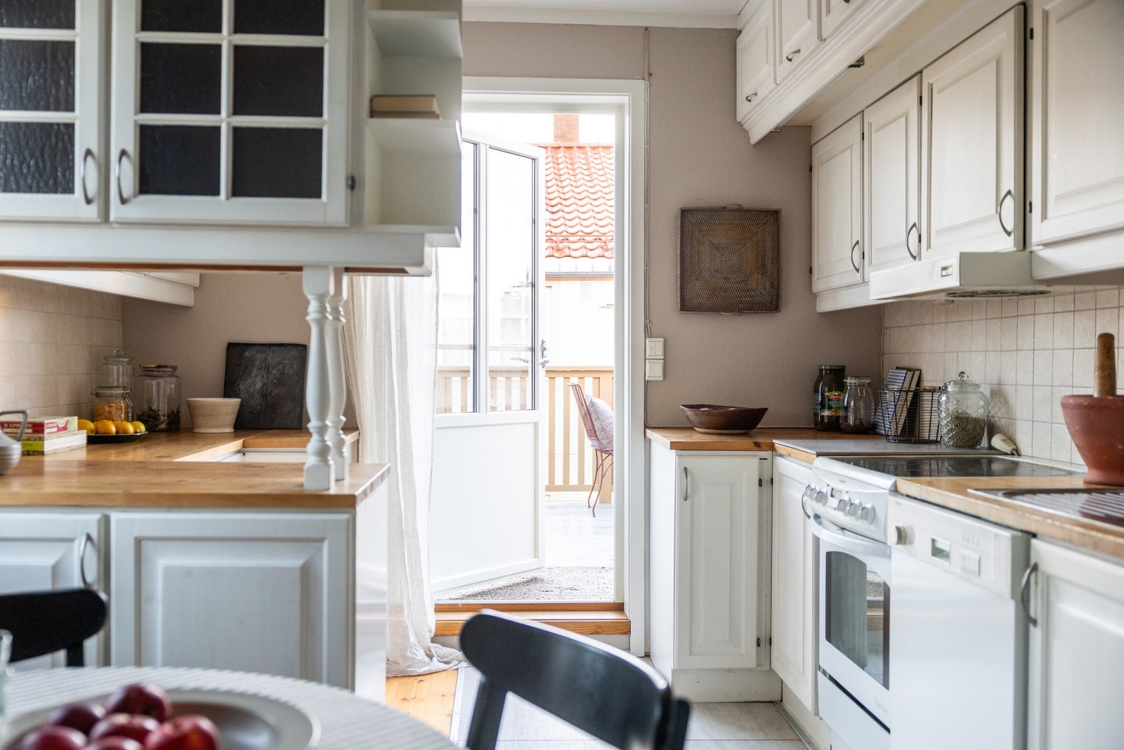 Fra kjøkkenet er det direkte utgang til balkong, som gir en fin forlengelse av rommet. Galleribilde