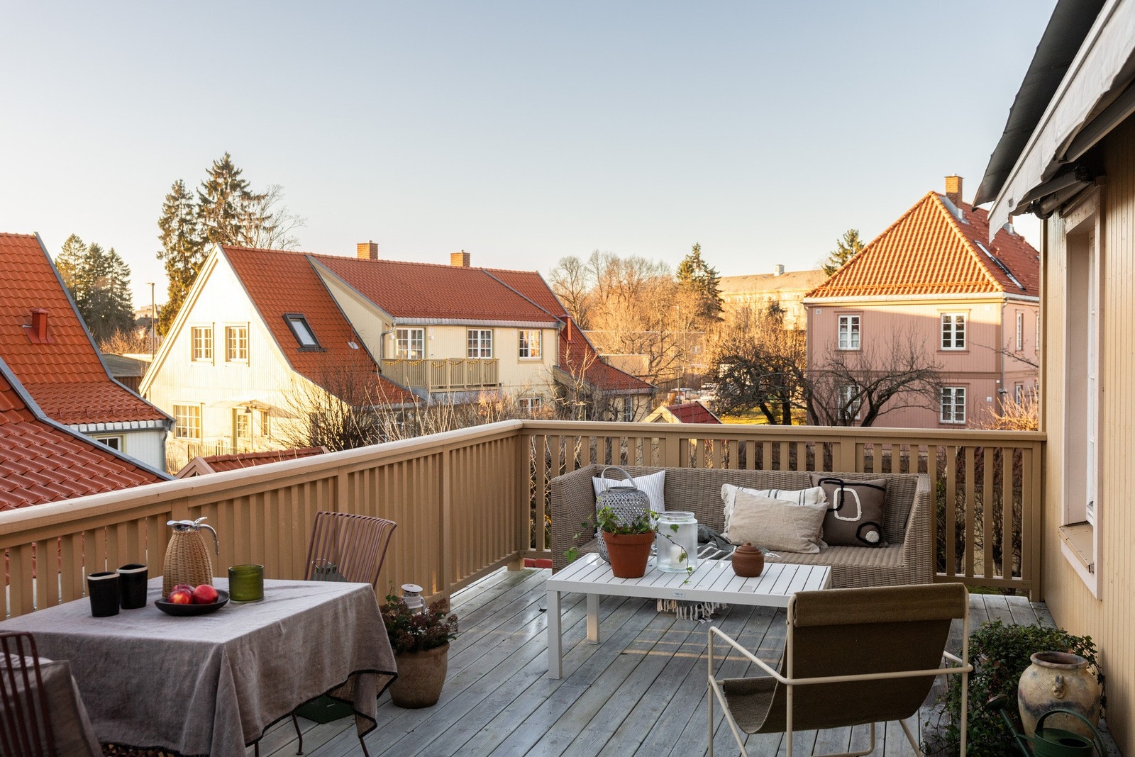 Terrassen har gode møbleringsmuligheter. Perfekt for sosiale sammenkomster. Galleribilde