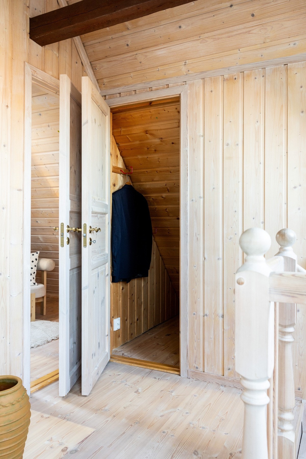 Fra stuen er det tilgang til en praktisk, liten bod som gir ekstra oppbevaringsplass, ideelt for sesongutstyr, klær eller øvrig lagring. Galleribilde