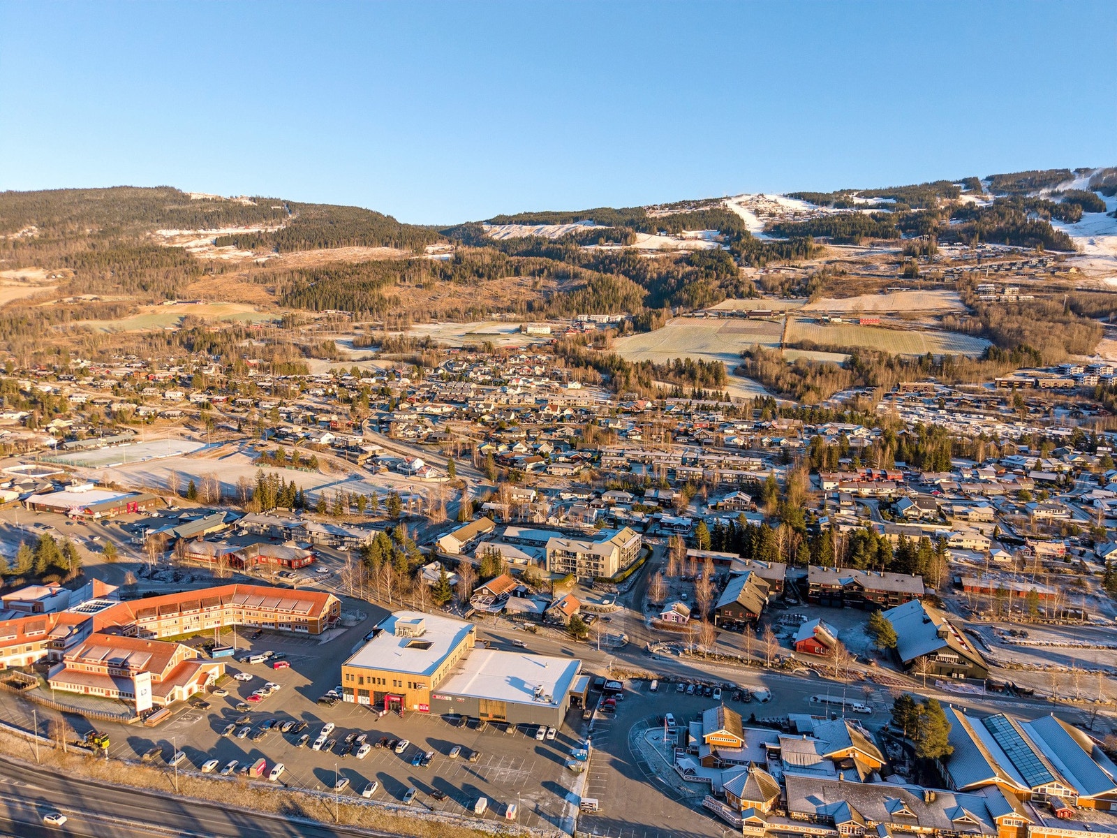 Rett i nærheten av leiligheten finner man flere dagligvarebutikker, apotek, legesenter, restauranter og koselige kafeer - alt du trenger i hverdagen ligger innen få minutters gange. Galleribilde