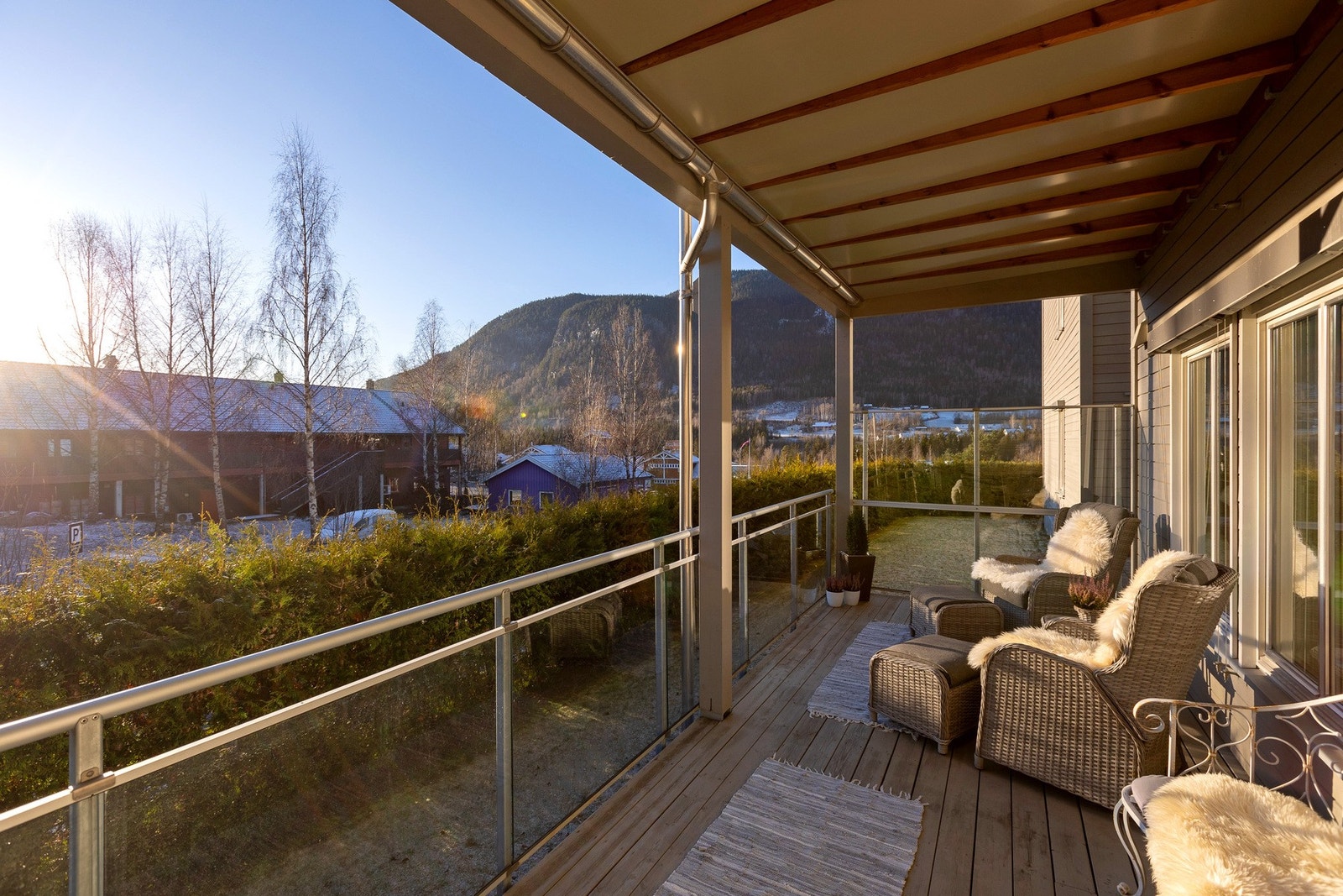 Fra verandaen har man god kontakt med grøntarealene utenfor glassrekkverket. Galleribilde