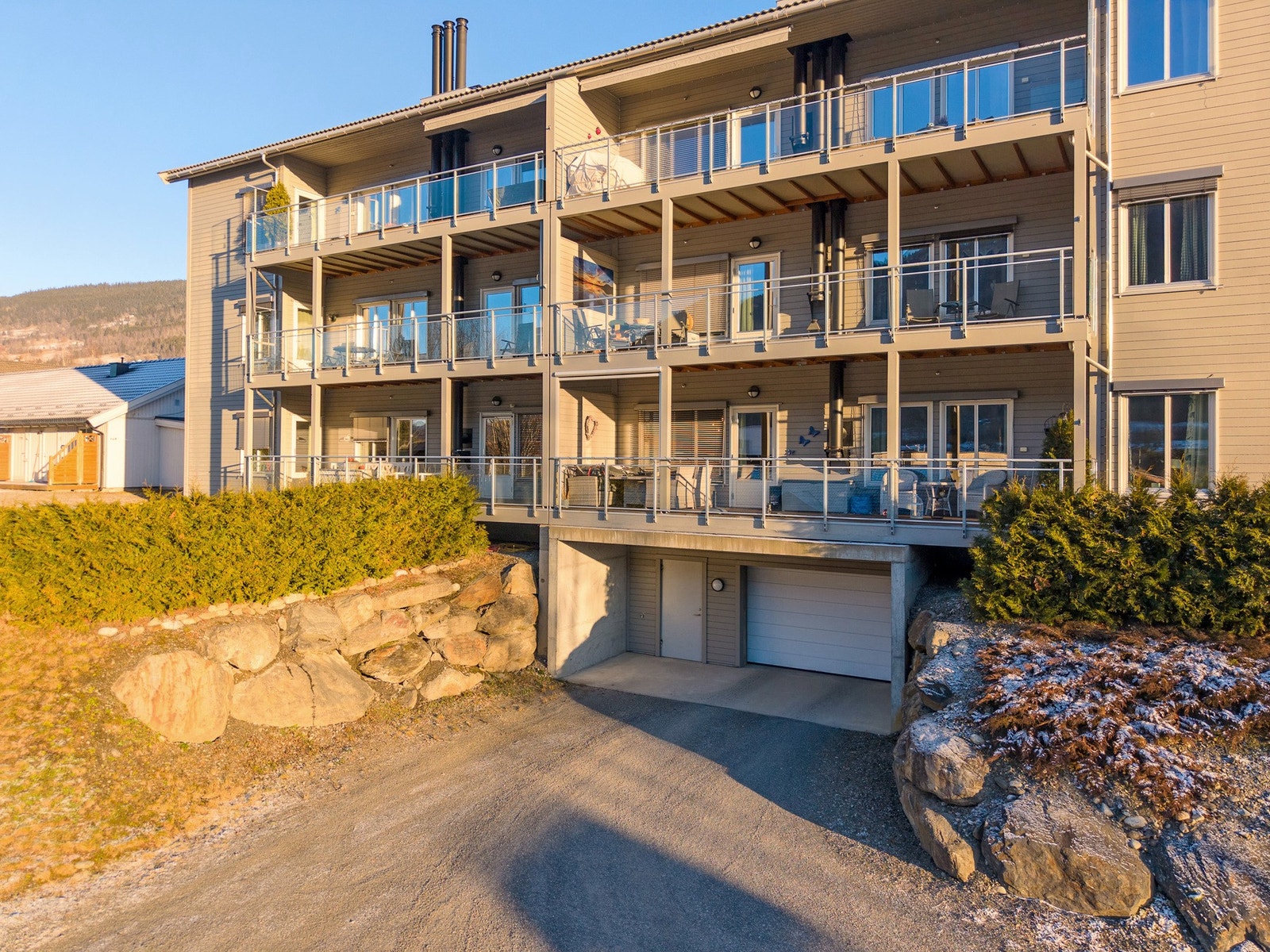 Nedkjøring til garasjekjelleren. Galleribilde