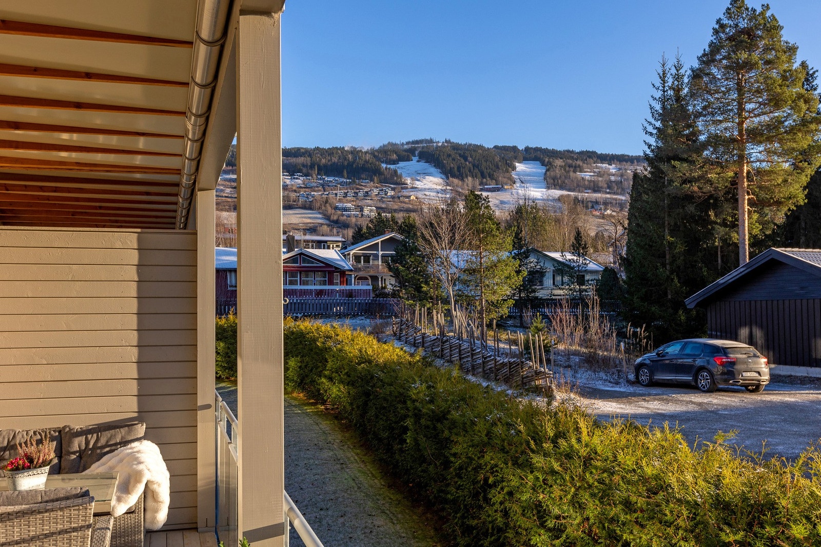 Fra uteplassen ser man opp til Hafjell. Galleribilde