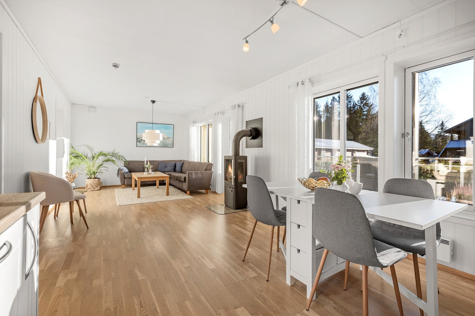 Fra stuen er det utgang til den romslige overbygde verandaen som fungerer som en forlengelse av stuen på sommerhalvåret. Galleribilde