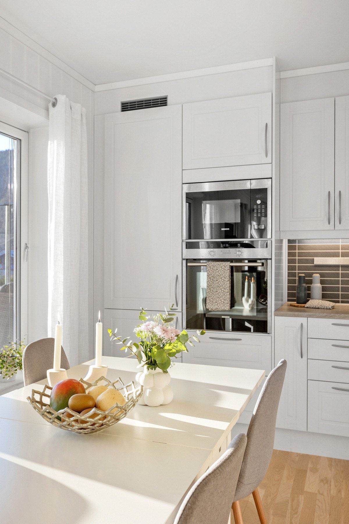 Kjøkkenet er godt utrustet med integrerte hvitevarer, inkludert kjøl/fryseskap, stekeovn, mikrobølgeovn, platetopp og oppvaskmaskin. Galleribilde