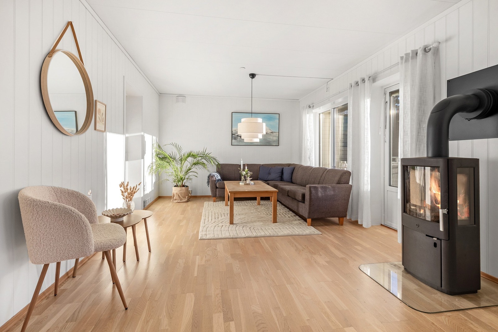 Stuen er et lyst og innbydende oppholdsrom med store vindusflater som slipper rikelig med dagslys inn. Galleribilde