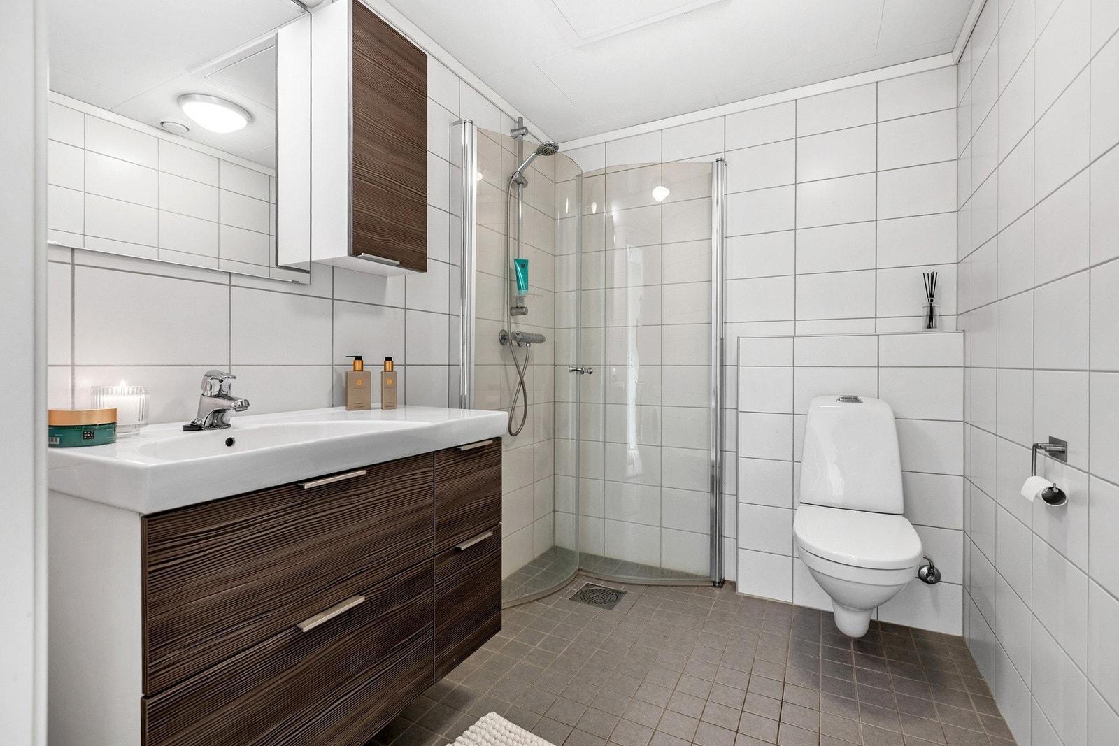 Badet ligger nær både soverom og entré, noe som gir en praktisk og logisk romflyt. Galleribilde