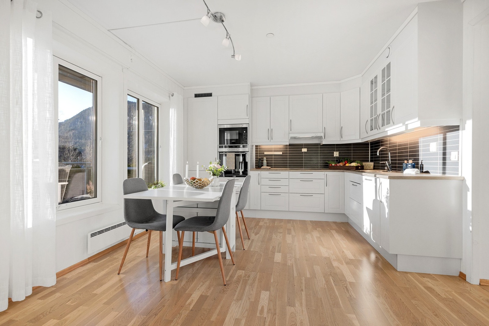 Den åpne løsningen videre mot kjøkkenet gjør rommet perfekt til sosiale anledninger. Galleribilde