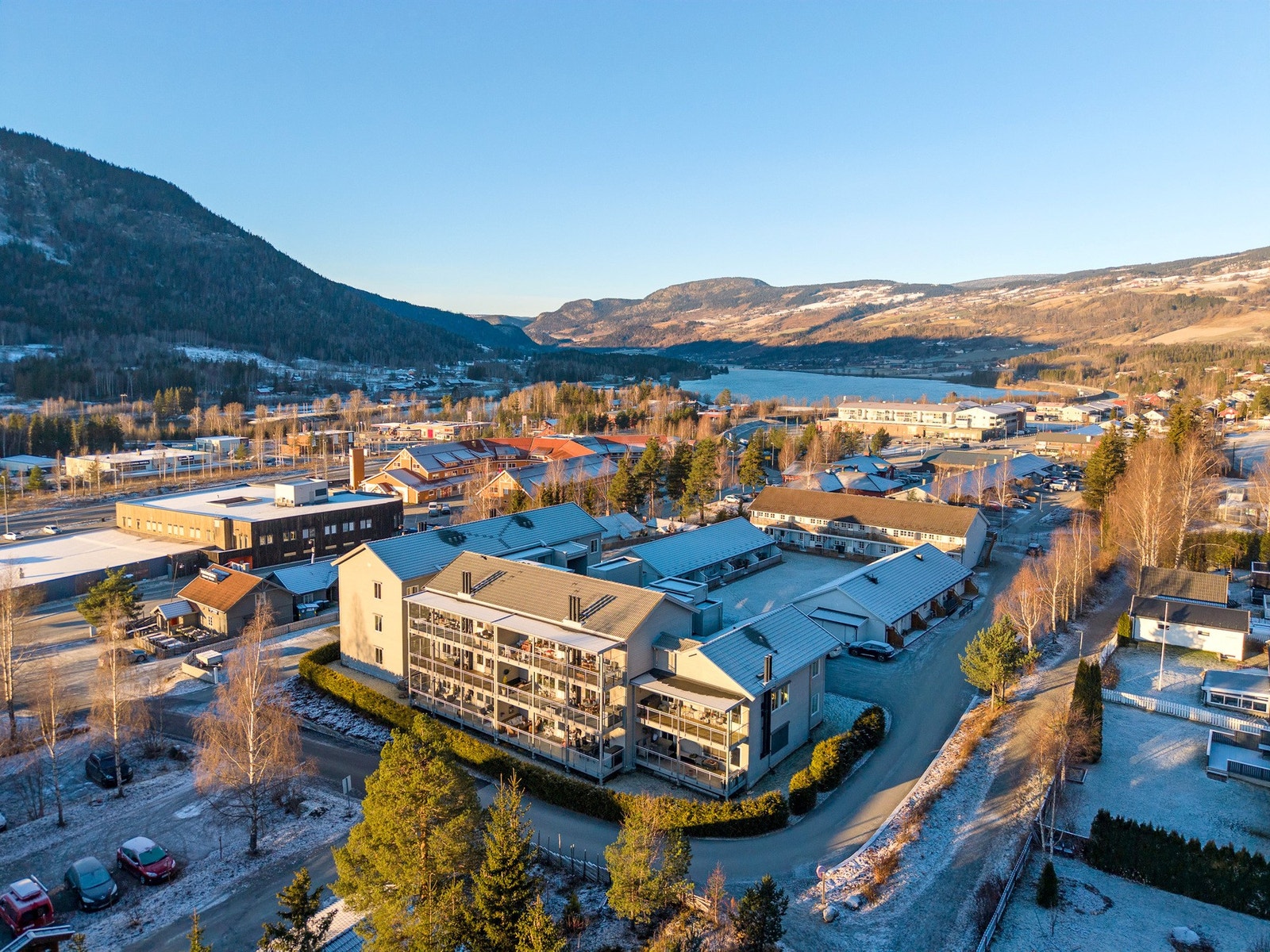 Leiligheten har en svært attraktiv og sentral beliggenhet midt på Granrudmoen i Øyer, i et attraktivt boligområder. Galleribilde