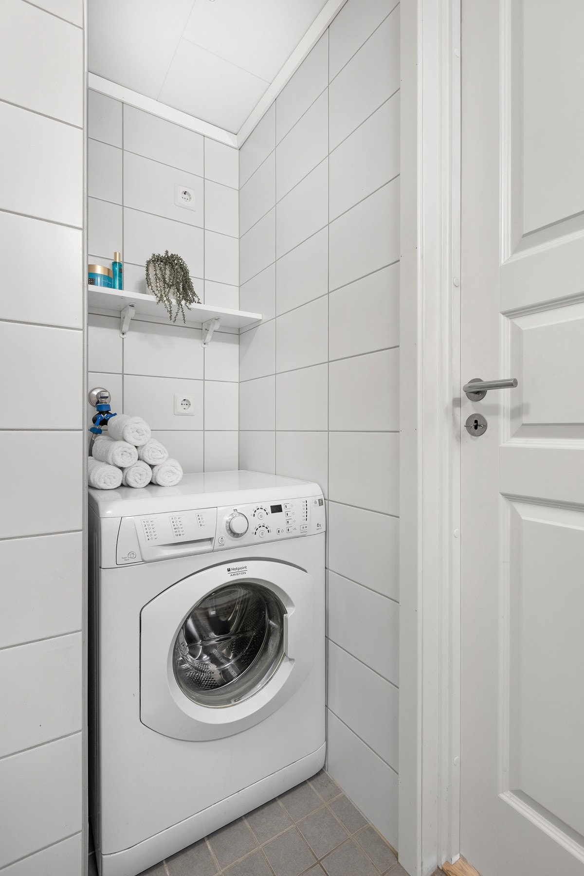 Her finnes også opplegg for vaskemaskin, noe som gjør badet til et komplett og praktisk våtrom. Galleribilde