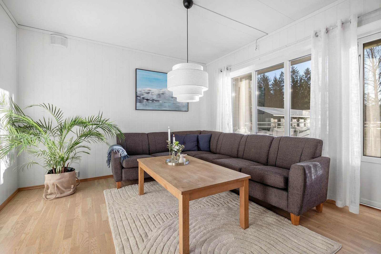 Gulvene består hovedsakelig av parkett mens entré og våtrom har flislagte gulv. Veggene er utført med malte, slette plater. Galleribilde