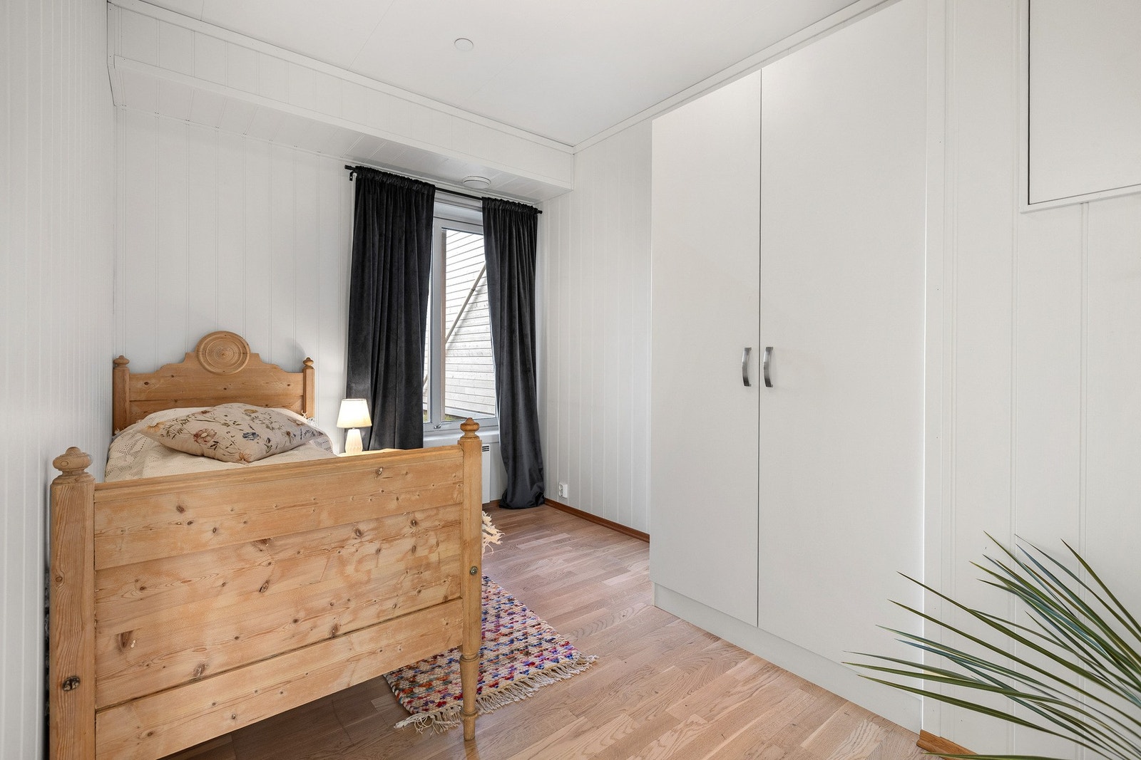 Soverom 2 er et lyst og allsidig rom som egner seg godt som barnerom, gjesterom eller hjemmekontor etter behov. Galleribilde